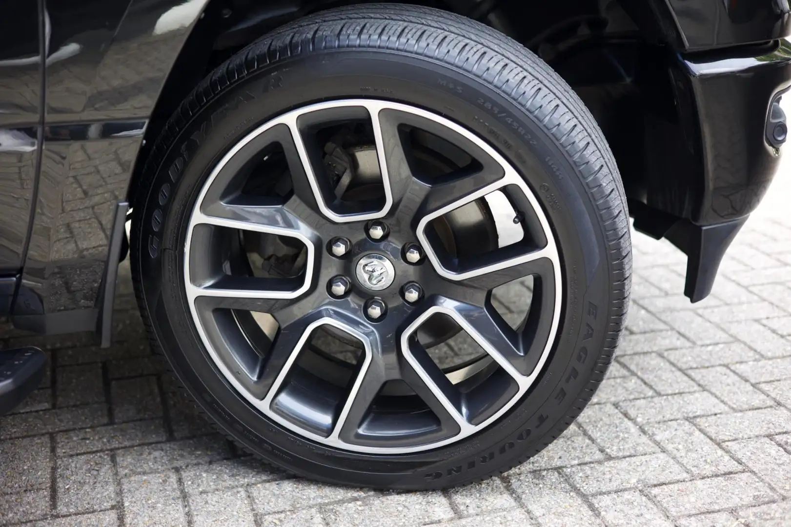 Dodge RAM 1500 5.7 V8 4x4 Crew Cab Sport Zwart - 2