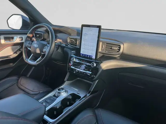 Ford Explorer view 3