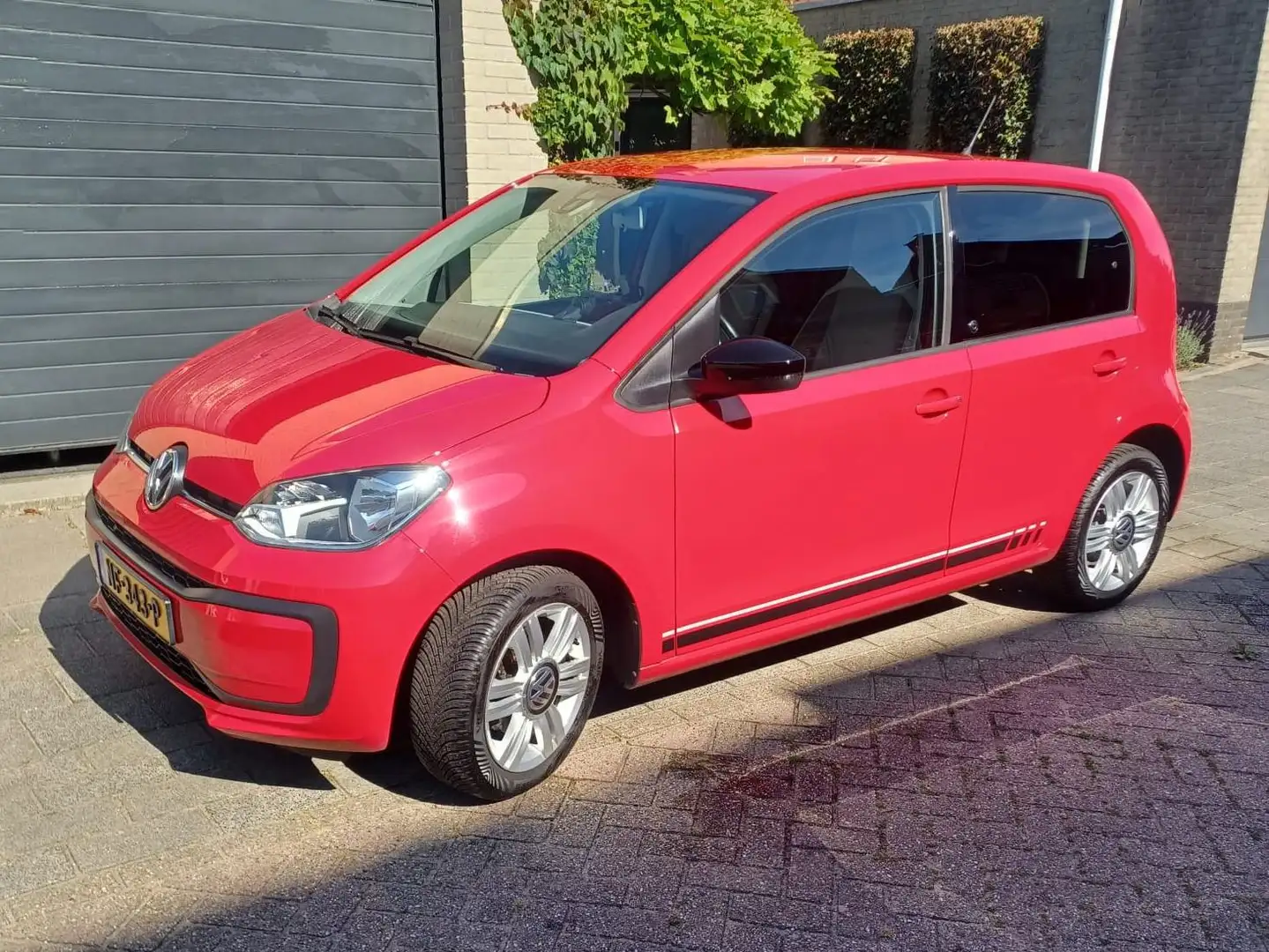 Volkswagen up! 1.0 BMT beats Rojo - 1