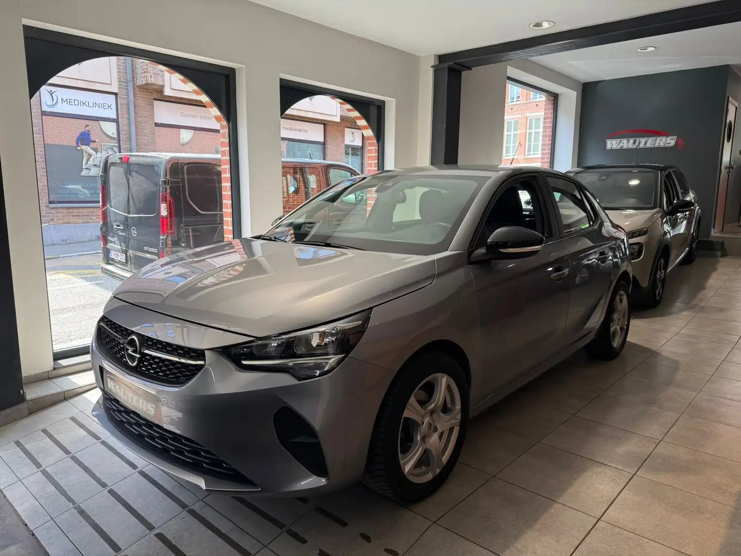 Opel Corsa 1.2i Edition S/S Grijs - 1
