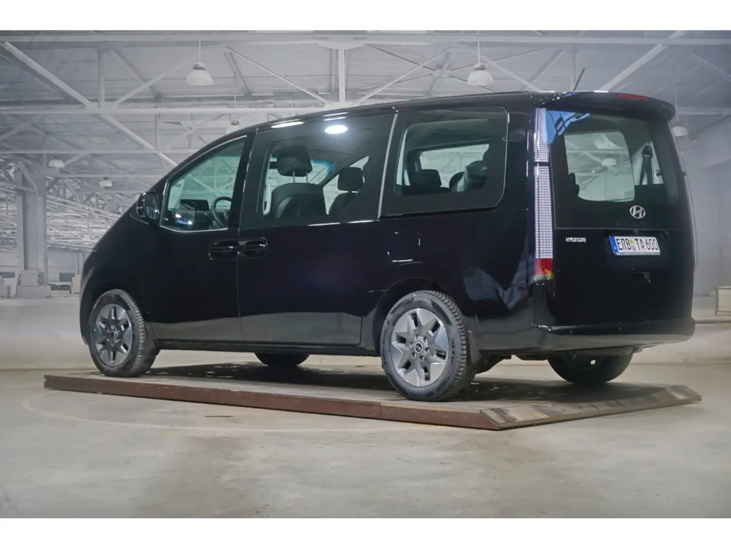 Hyundai STARIA 9-Sitzer HEV 1.6 T-GDI Trend elektr. Schieb Schwarz - 2