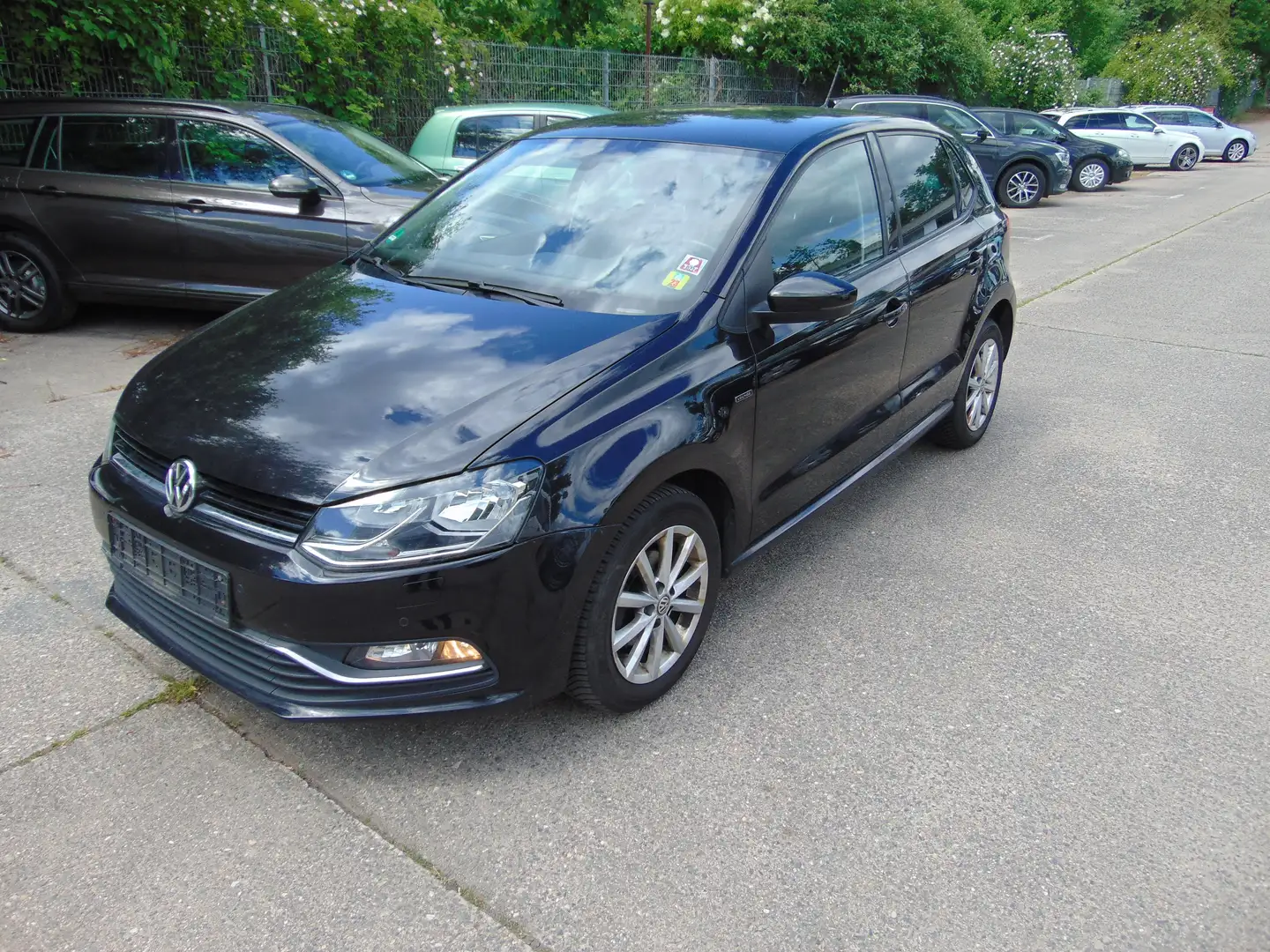 Volkswagen Polo Lounge mit PDC/SHZ/5 Türer/ gepflegt Schwarz - 1