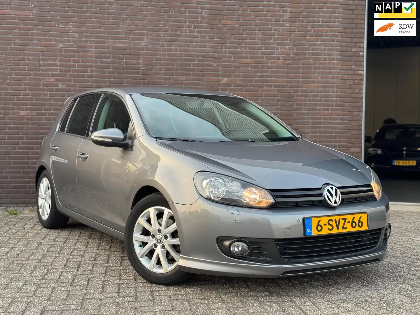 Volkswagen Golf 1.6 TDI BlueMotion Airco | Navi | Cruise | Climate Grau - 1