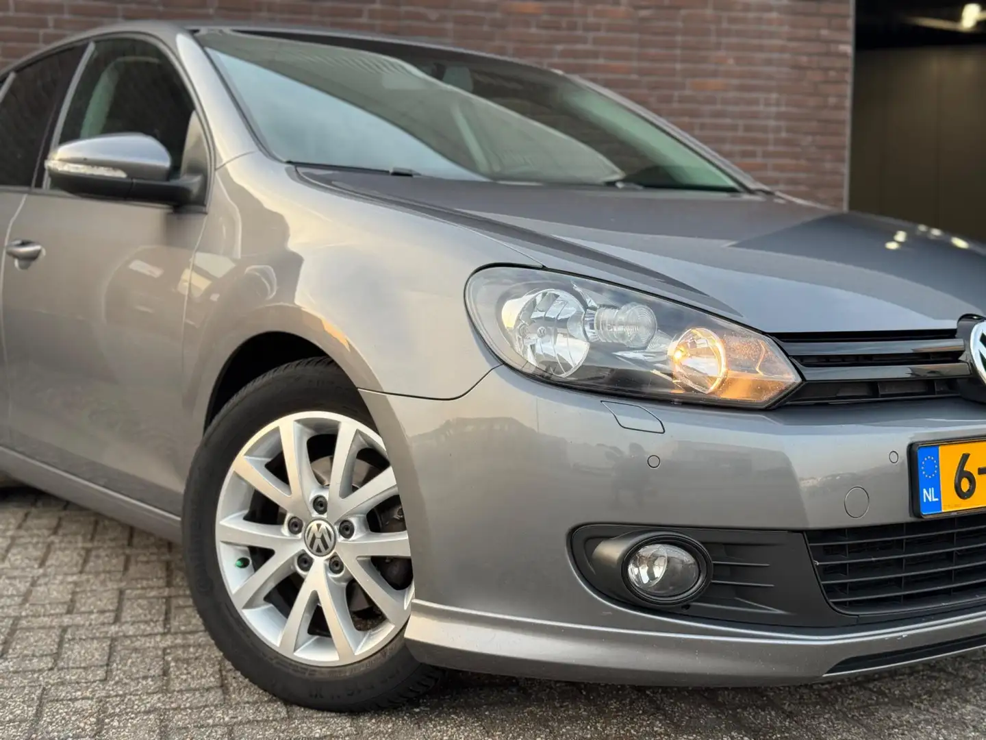 Volkswagen Golf 1.6 TDI BlueMotion Airco | Navi | Cruise | Climate Grau - 2