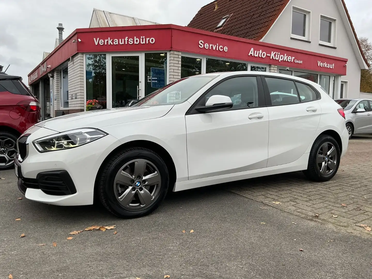 BMW 118 i Advantage SHZ BT PDC CarPlay NAVI Tempomat Blanc - 2