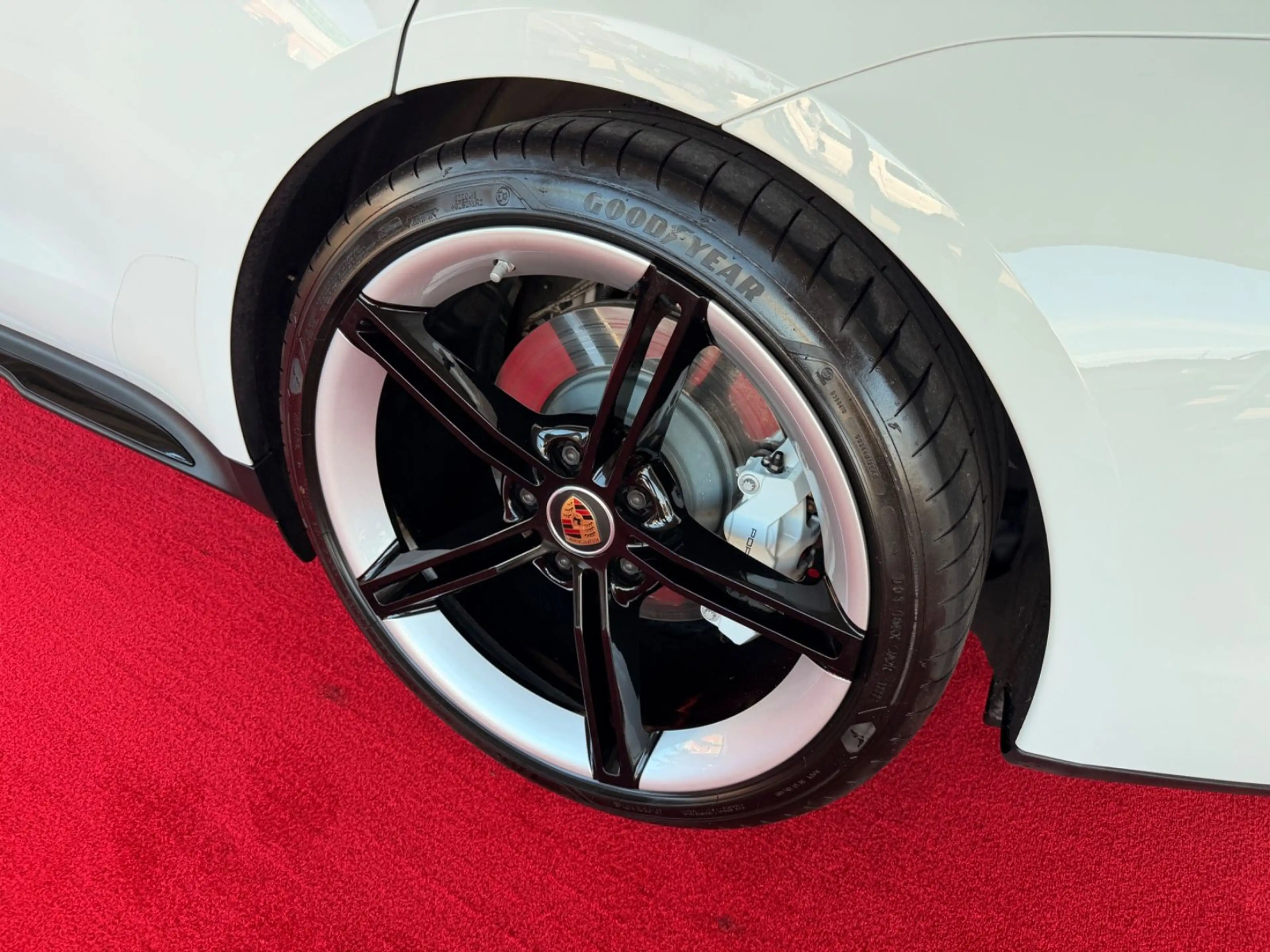 Porsche Taycan Sport Turismo GTS PDCC Headup Approved — photo 13