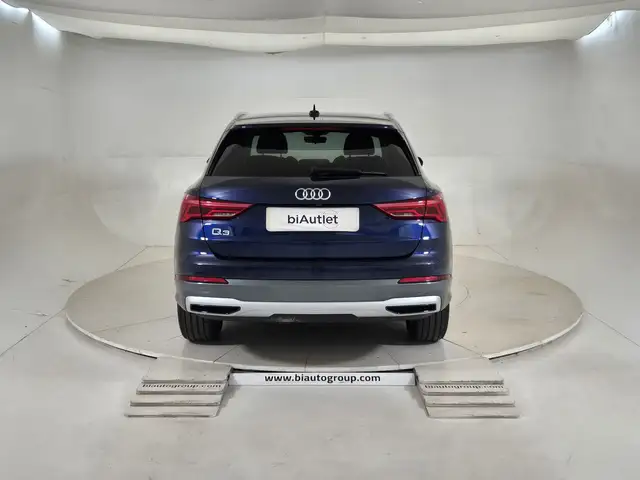 Audi Q3 view 3
