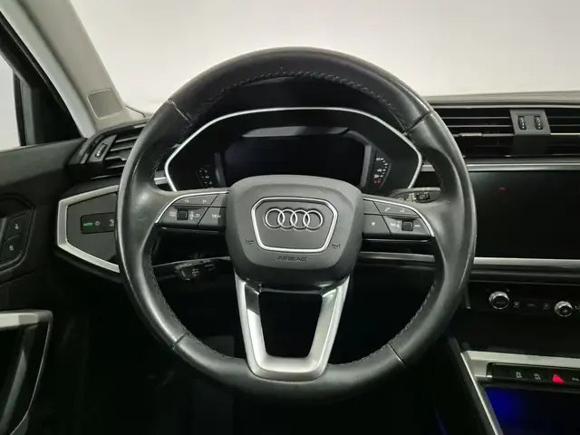 Audi Q3 view 9
