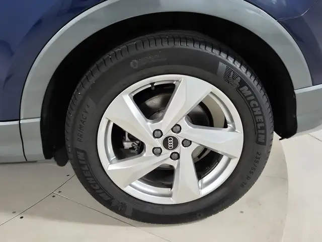 Audi Q3 view 14