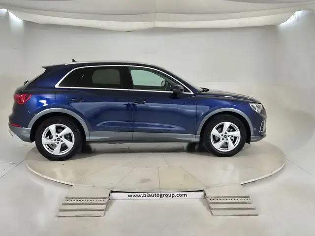 Audi Q3 view 5