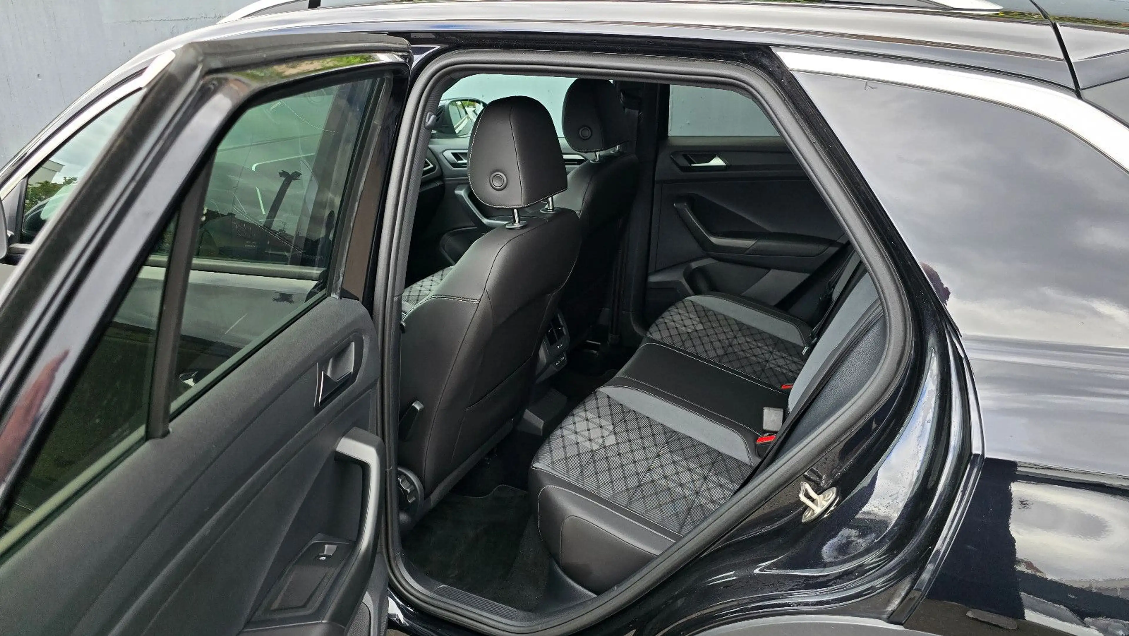 Volkswagen T-Roc 2.0 TDI DSG 3 x R-Line Virtual/ACC/K-less — photo 8
