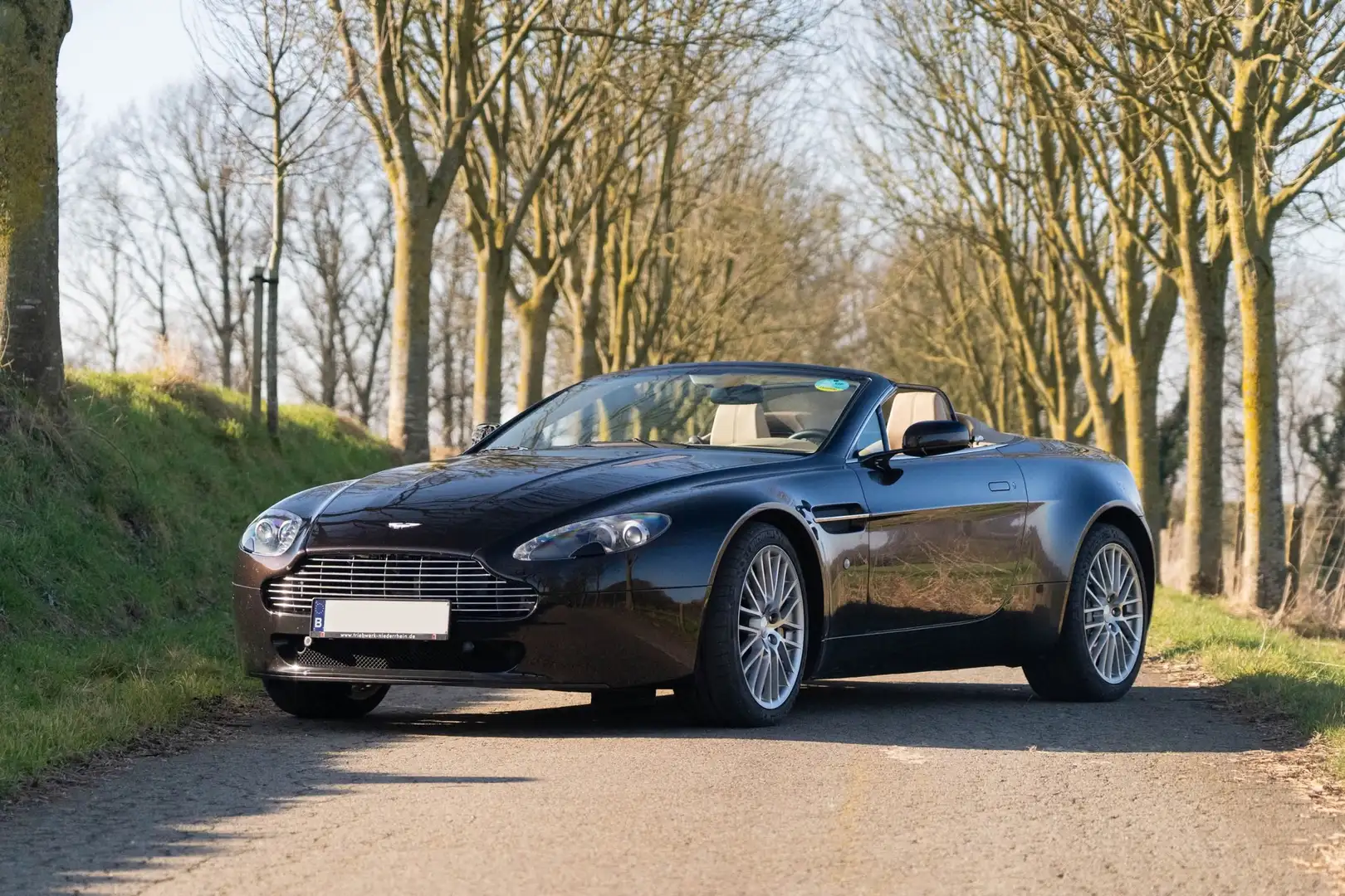 Aston Martin Vantage - 2
