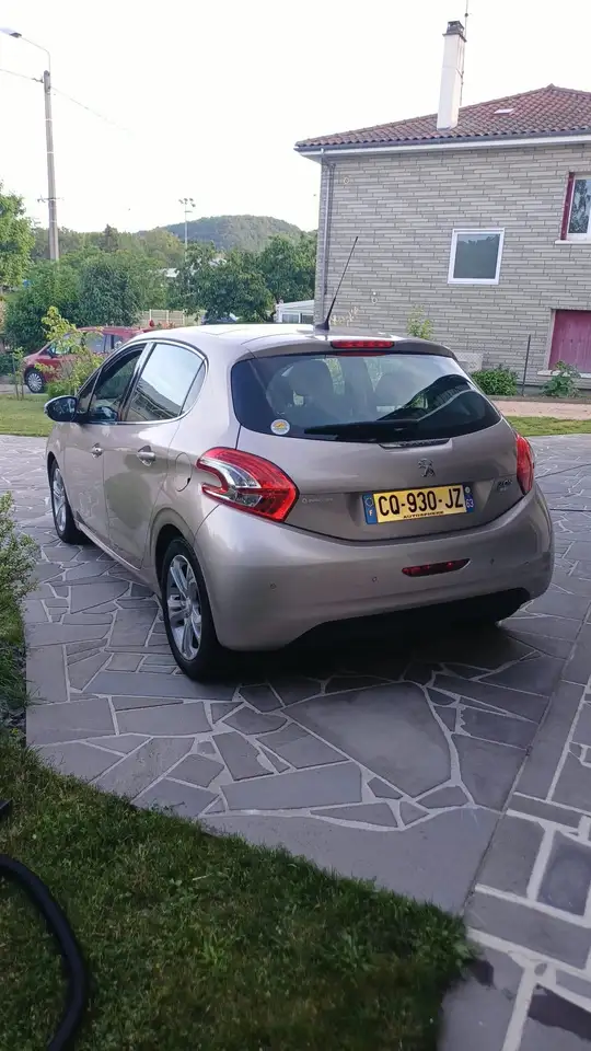 Peugeot 208 1.6 E-HDI FAP 92 ALLURE