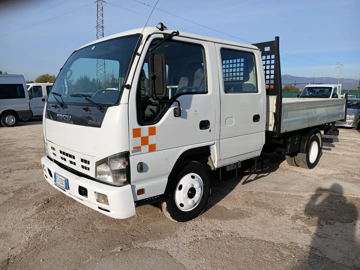 Isuzu NPR ribaltabile tre laterale Doppio cabina 7 posti - 2