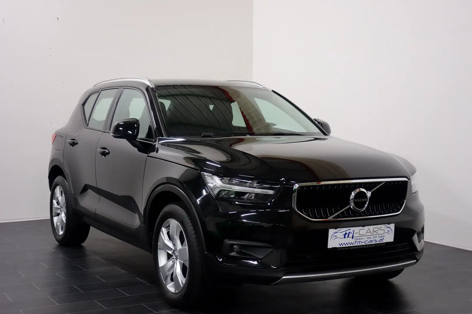 Volvo XC40 T2 Momentum Pro Geartronic *Navi*Kamera*LED*ACC* Schwarz - 1