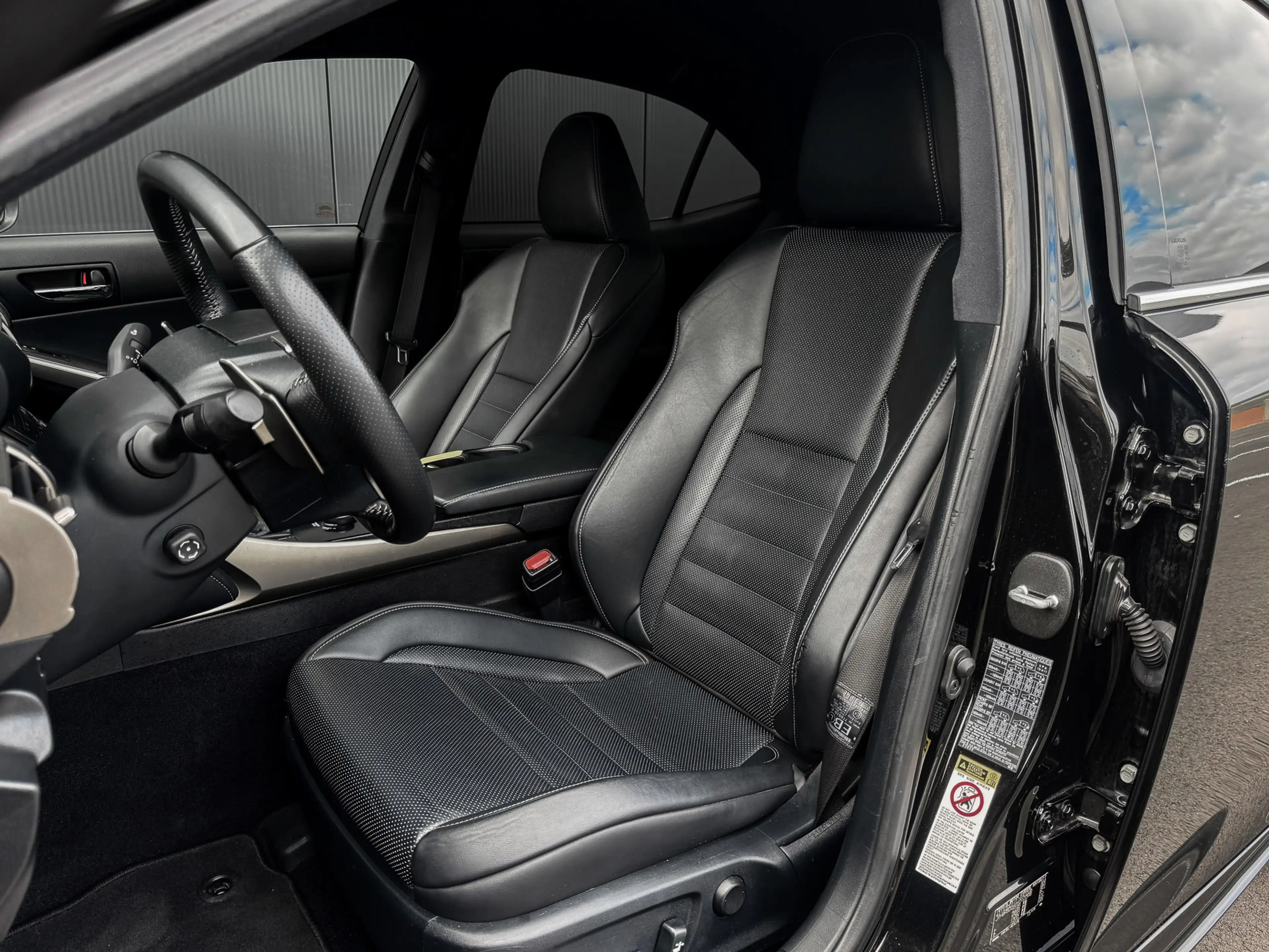 Lexus IS 300 300h F-Sport Line 223 PK LEDER/CARPLAY/STOELVENTIL — photo 4