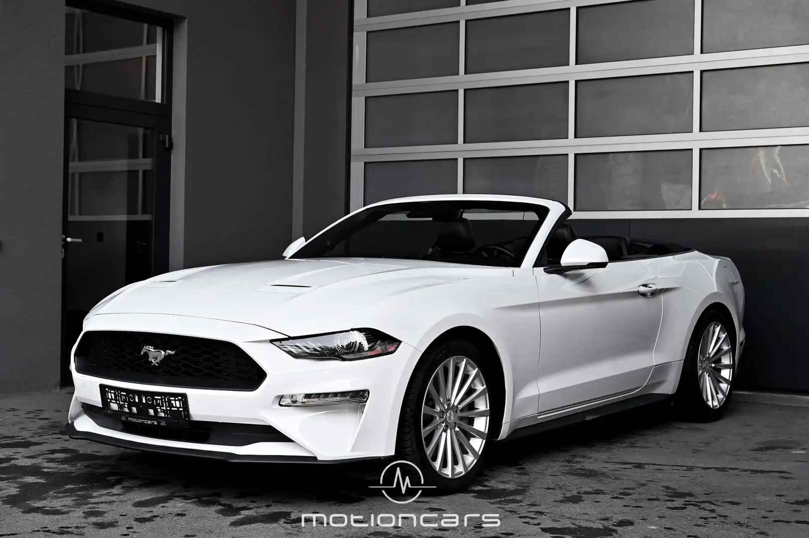 Ford Mustang 2.3 EcoBoost White - 1
