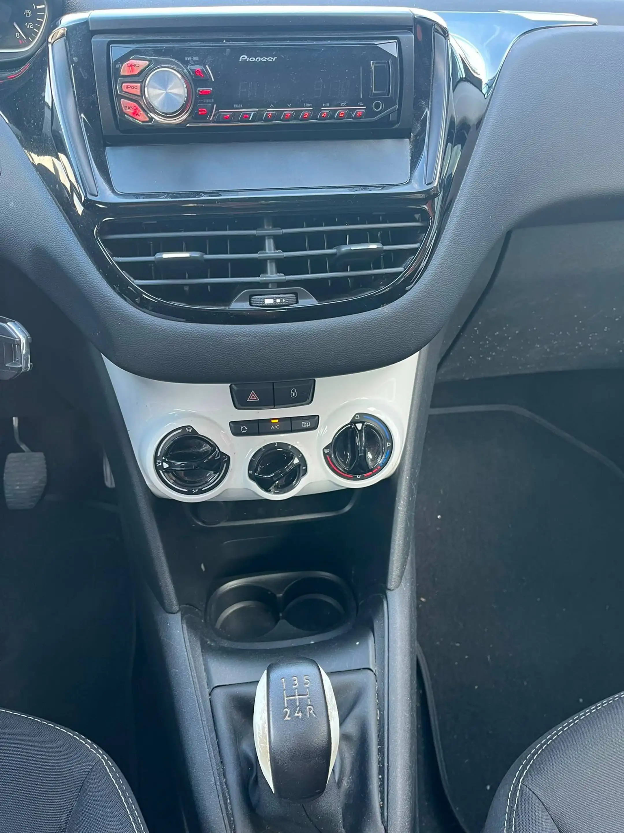 Peugeot 208 208 1.2i PureTech Style — photo 12