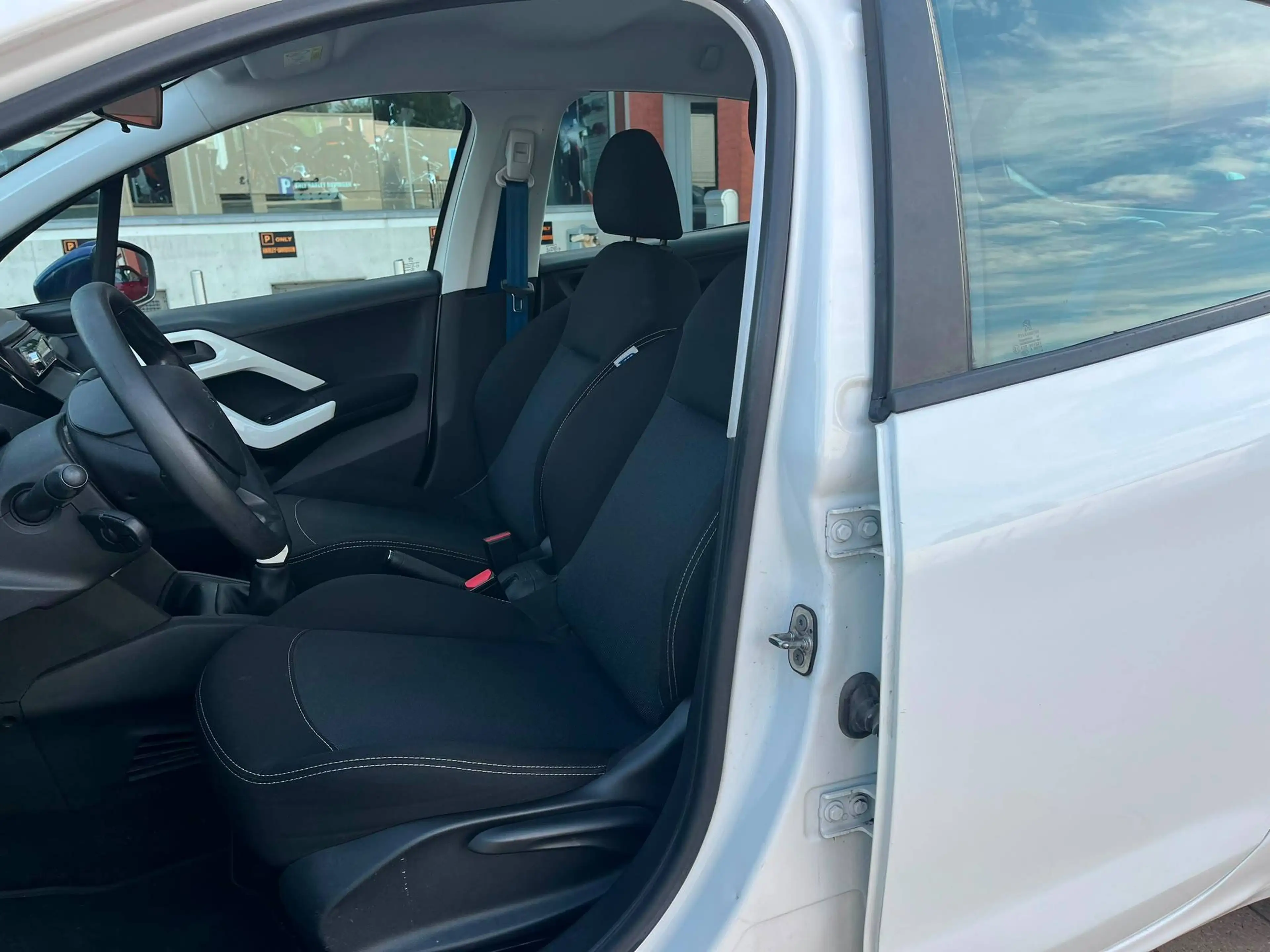 Peugeot 208 208 1.2i PureTech Style — photo 8