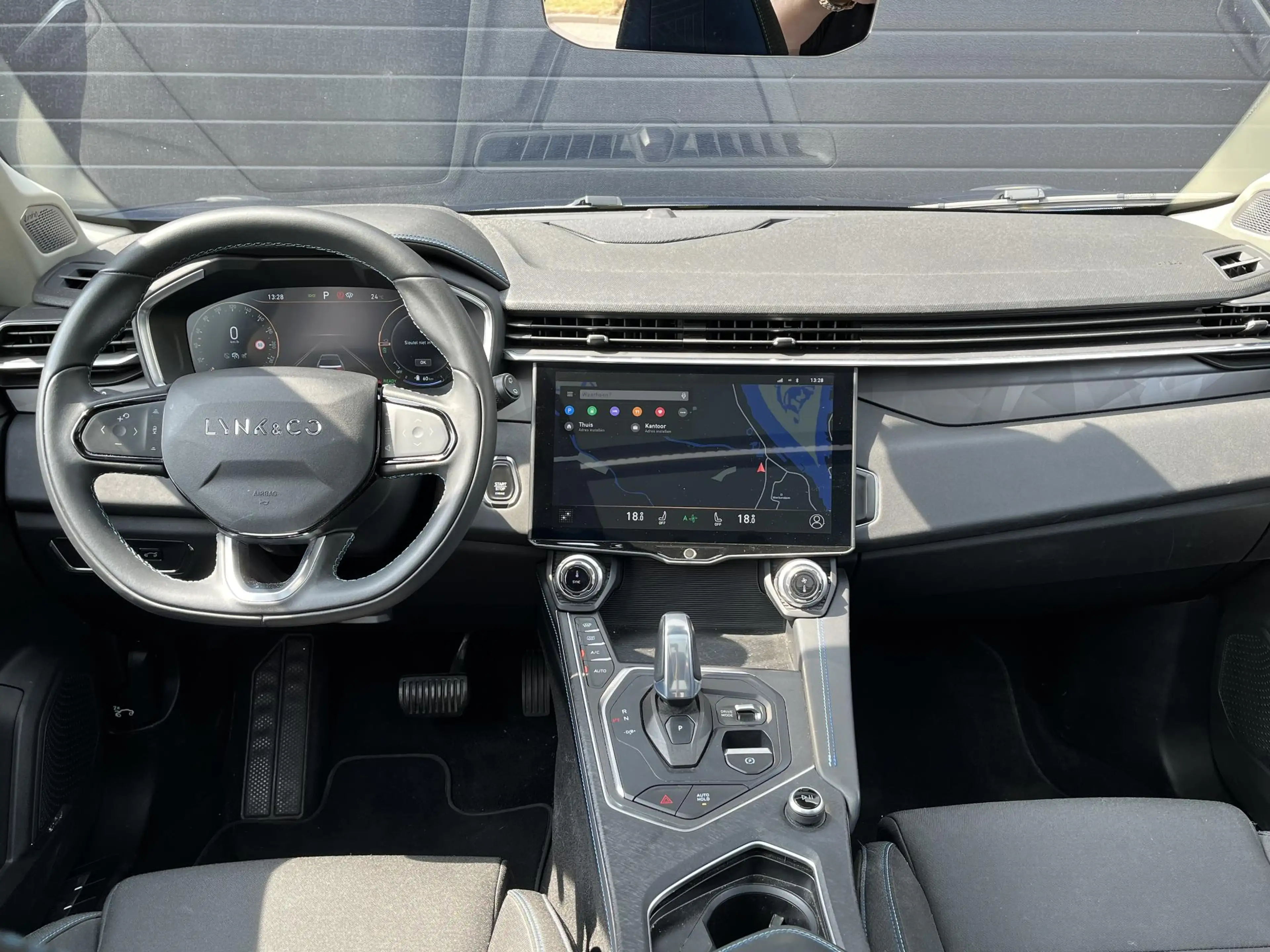 Lynk & Co 01 1.5 , Panorama, Navi, Apple Carplay & Android Auto — photo 2