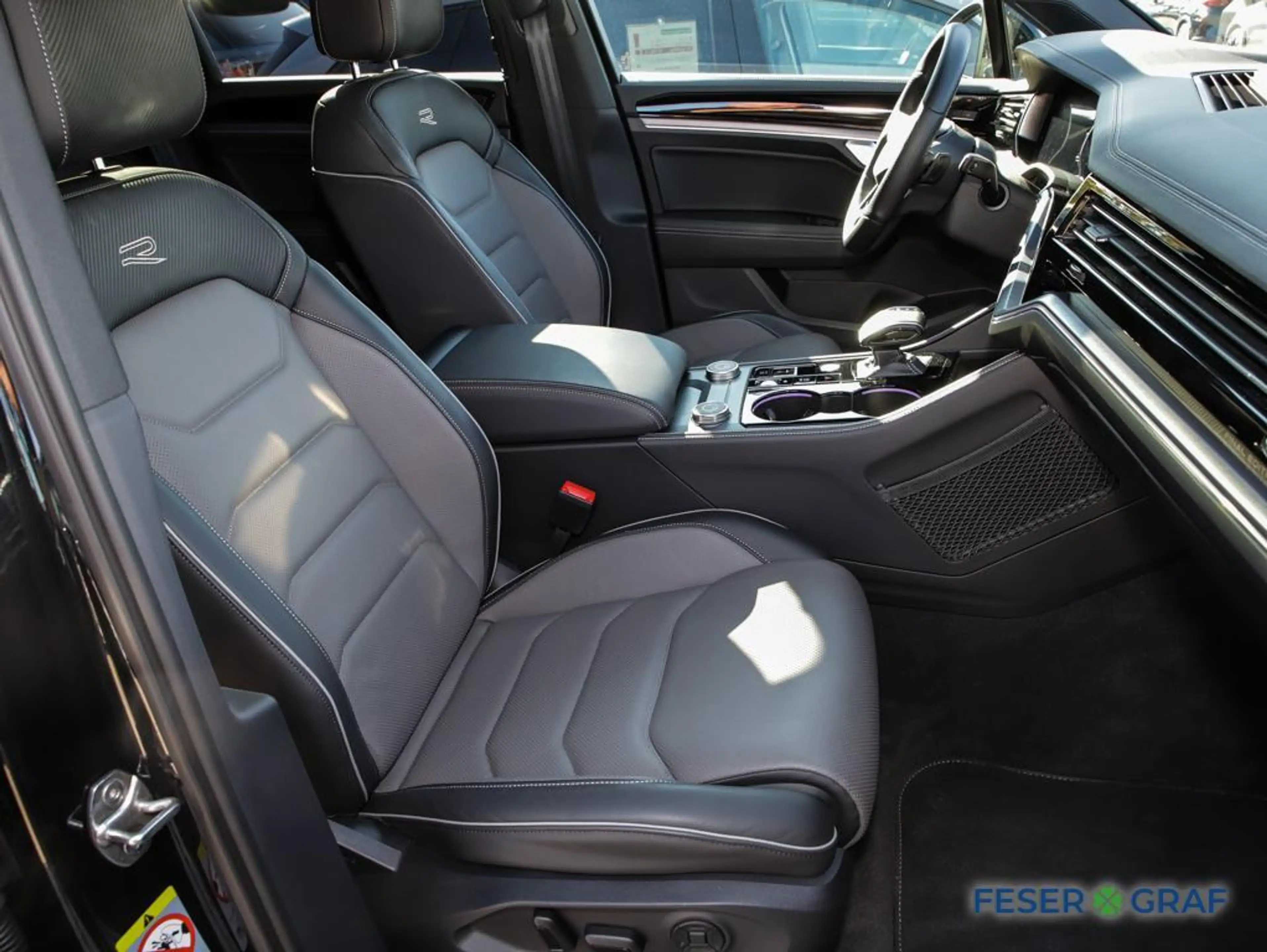 Volkswagen Touareg 3.0 TDI 4M R-Line Black AHK Allradl Pano — photo 6