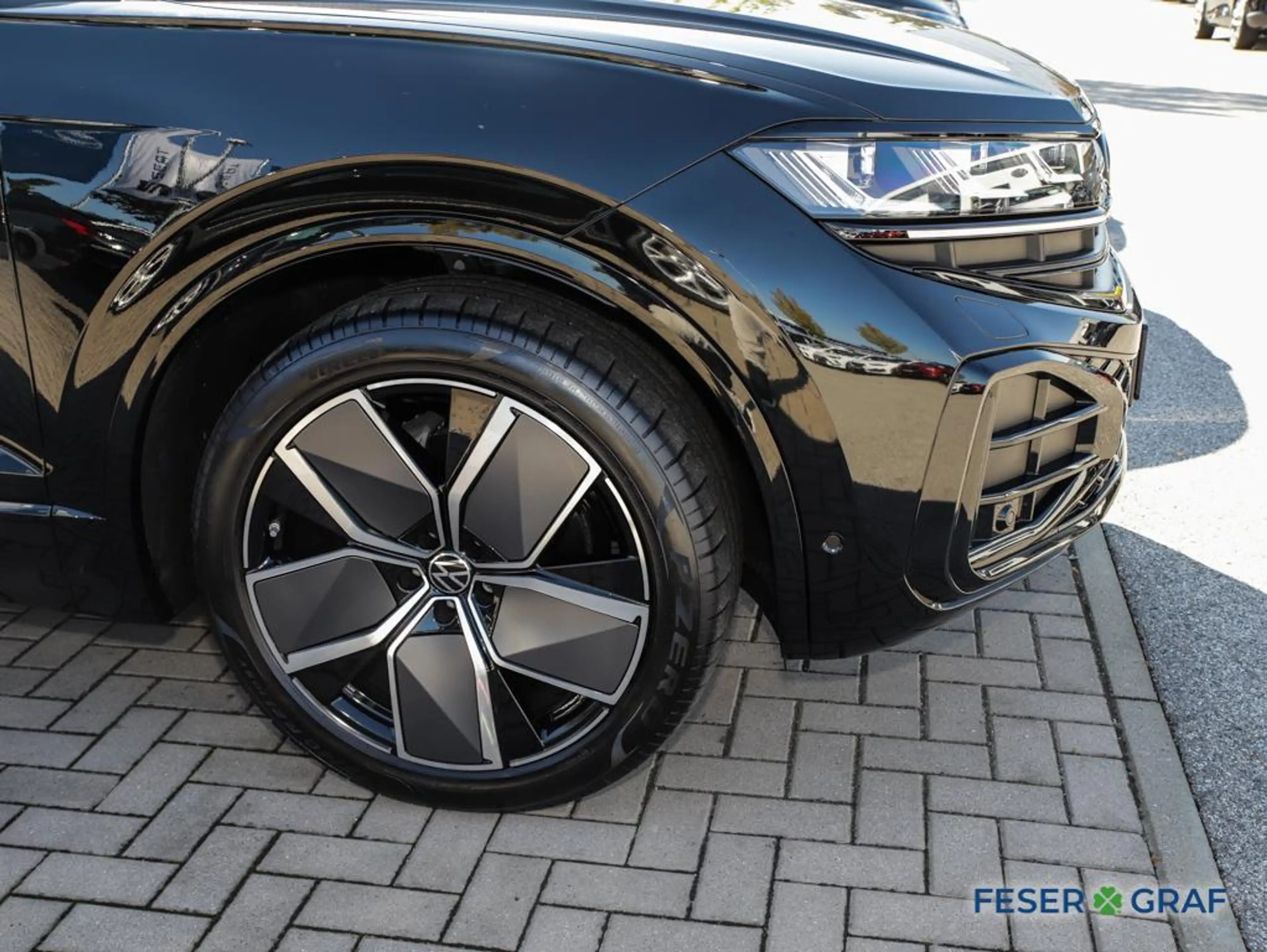 Volkswagen Touareg 3.0 TDI 4M R-Line Black AHK Allradl Pano — photo 5