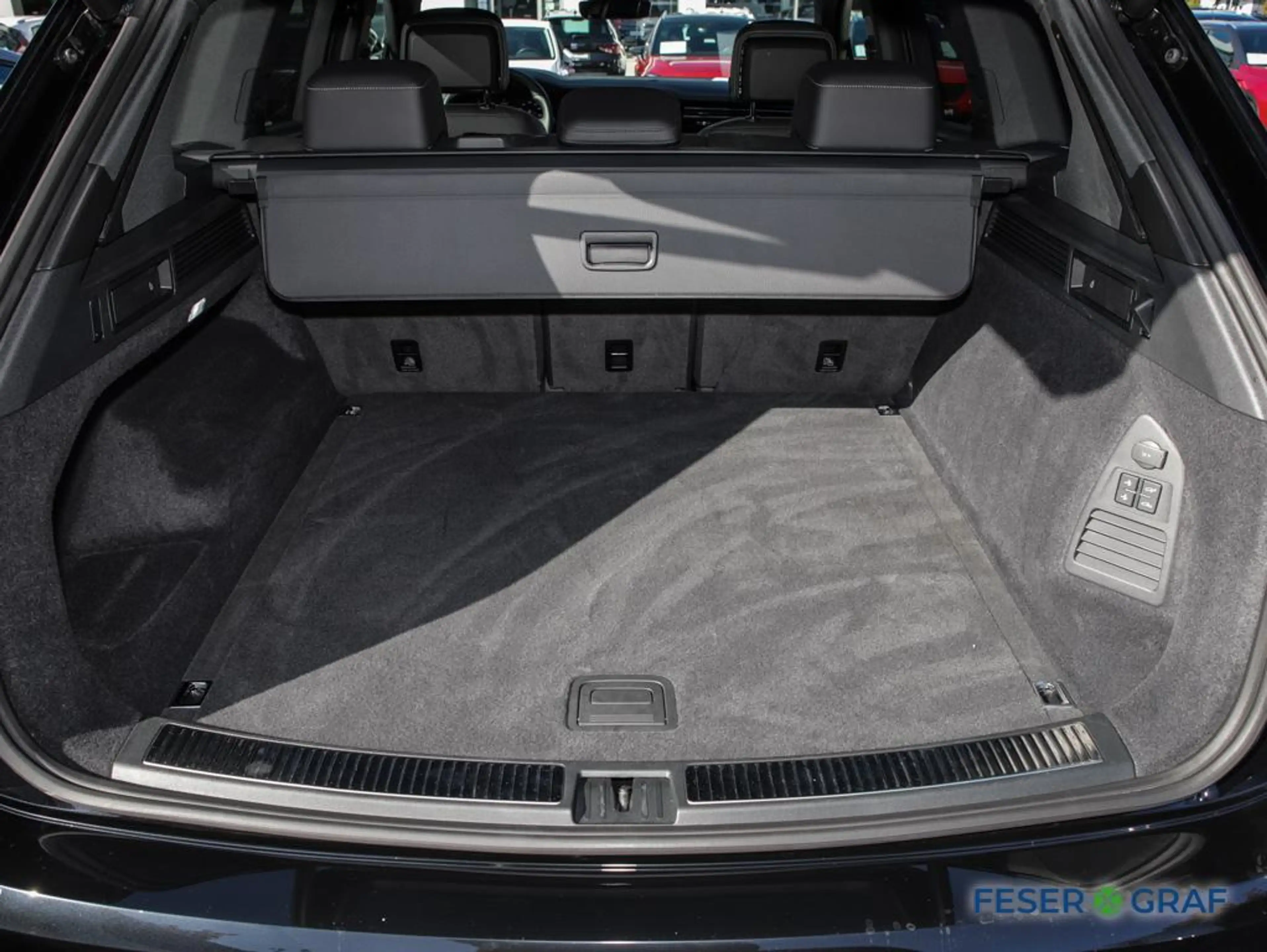Volkswagen Touareg 3.0 TDI 4M R-Line Black AHK Allradl Pano — photo 9