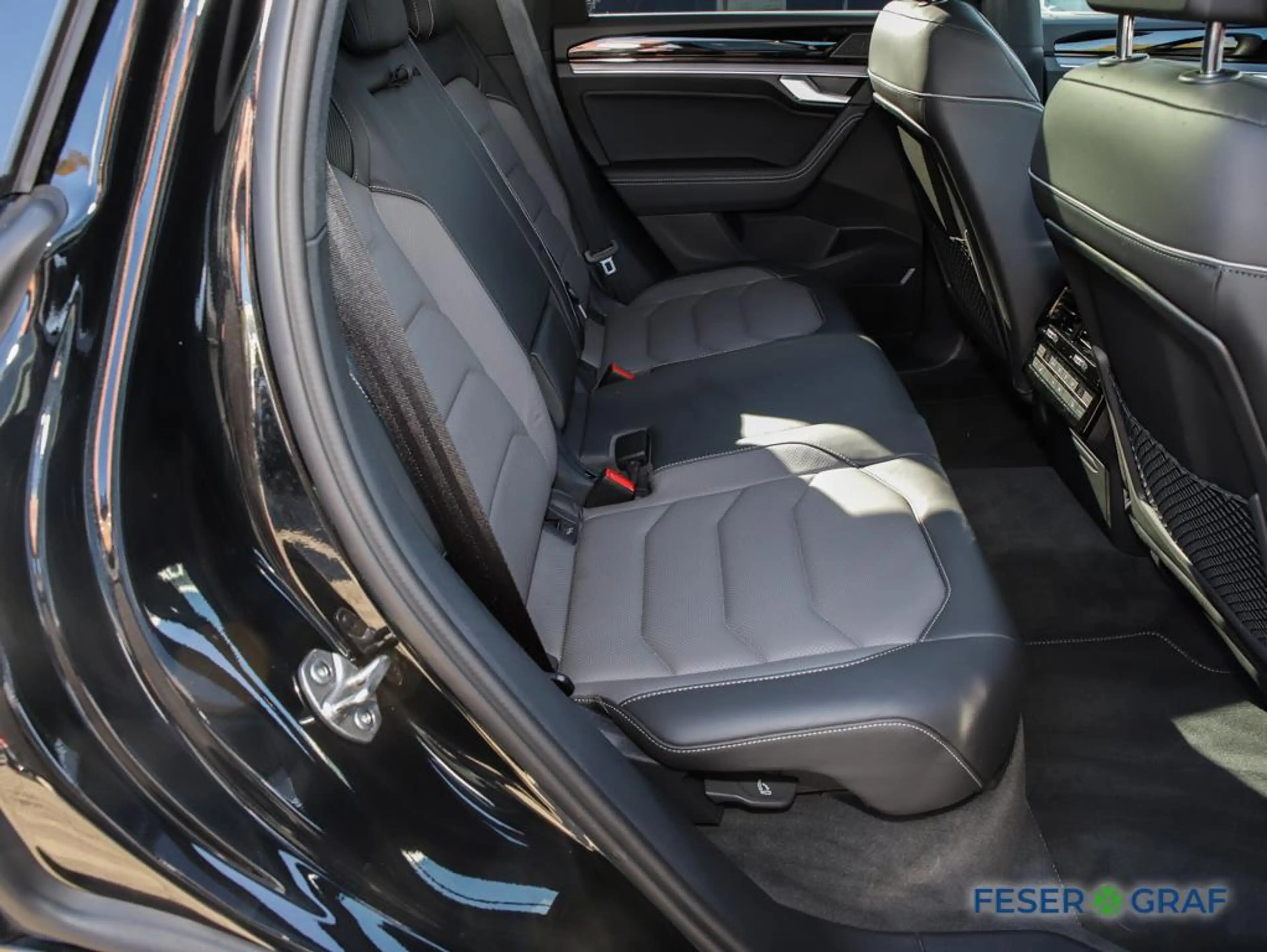 Volkswagen Touareg 3.0 TDI 4M R-Line Black AHK Allradl Pano — photo 8