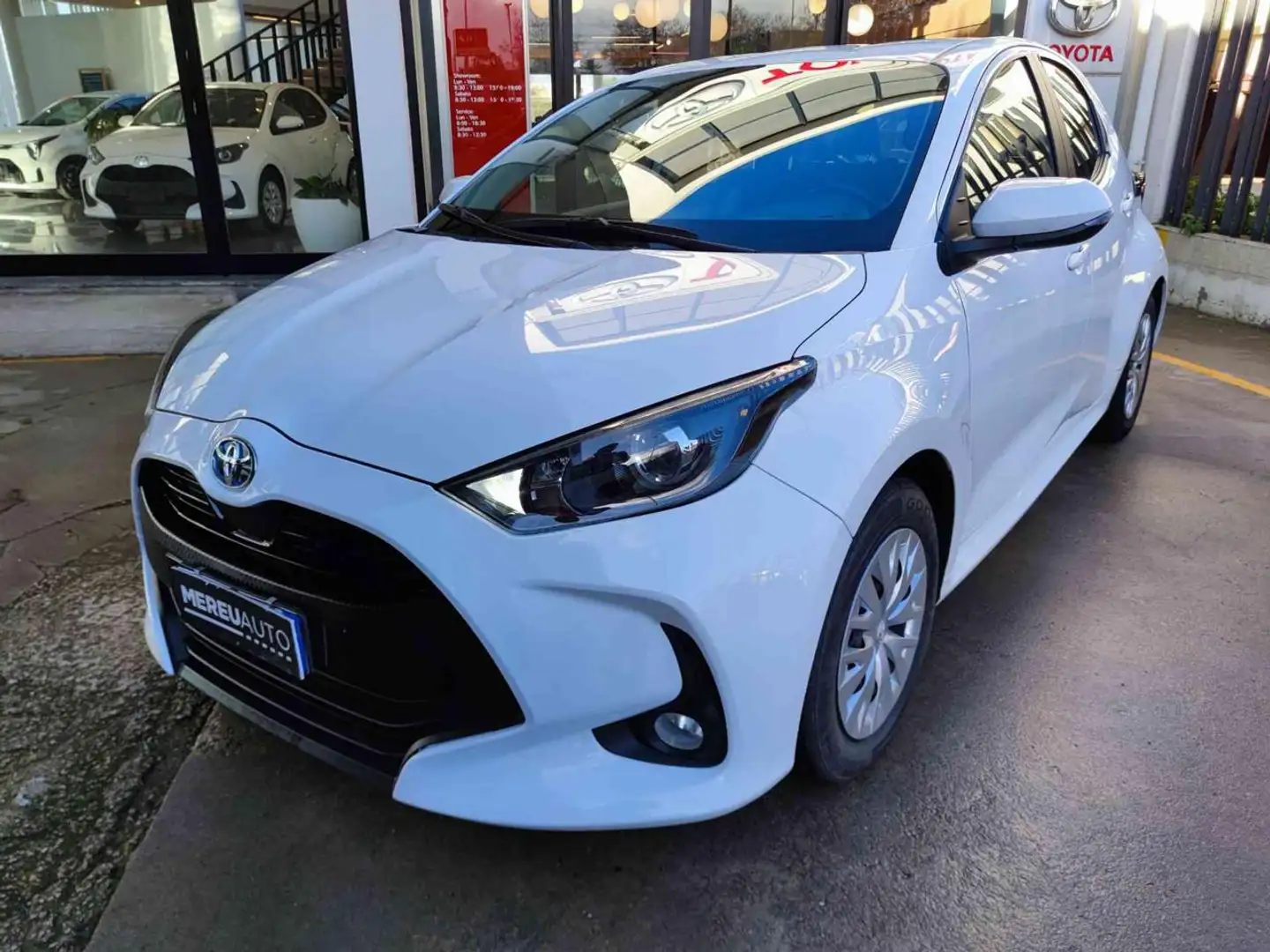 Toyota Yaris 1.5 Hybrid 5 porte Active Weiß - 1