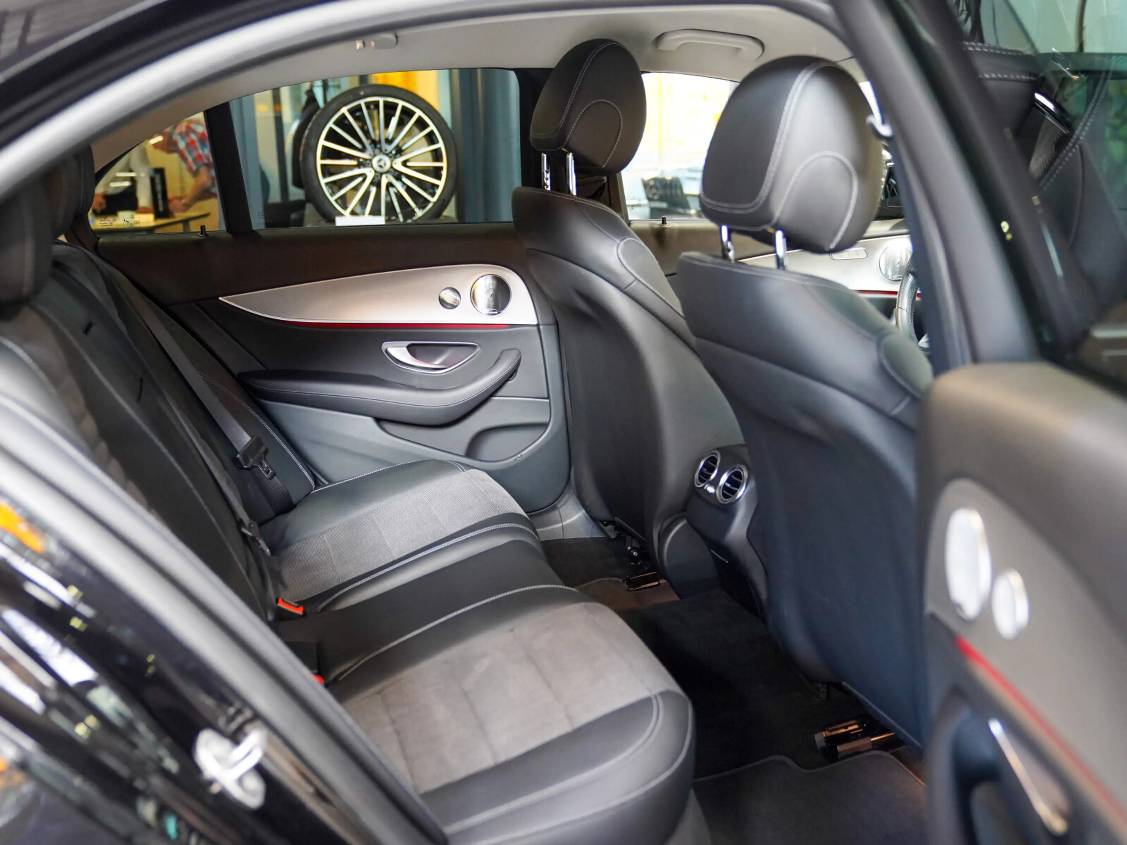 Mercedes-Benz E 220 d AVANTGARDE Night Burmester Anhänge Kamer — photo 12