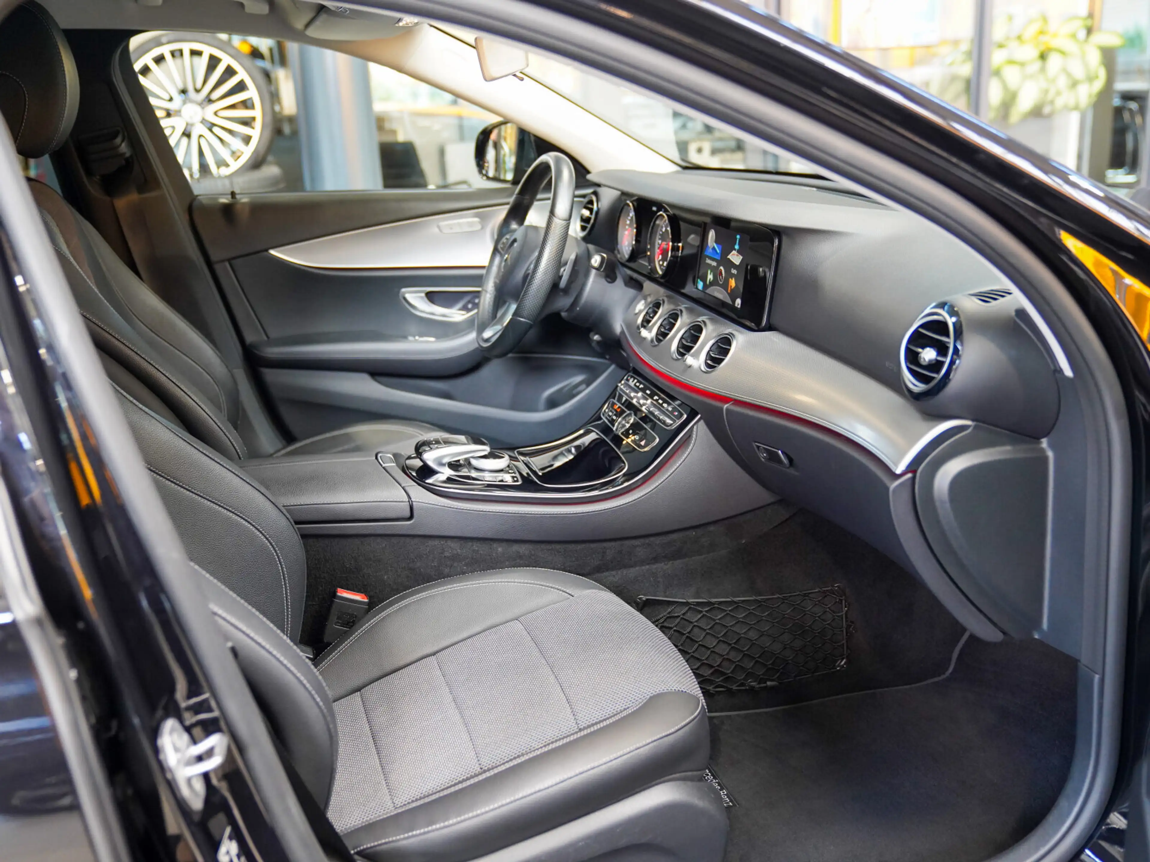 Mercedes-Benz E 220 d AVANTGARDE Night Burmester Anhänge Kamer — photo 9