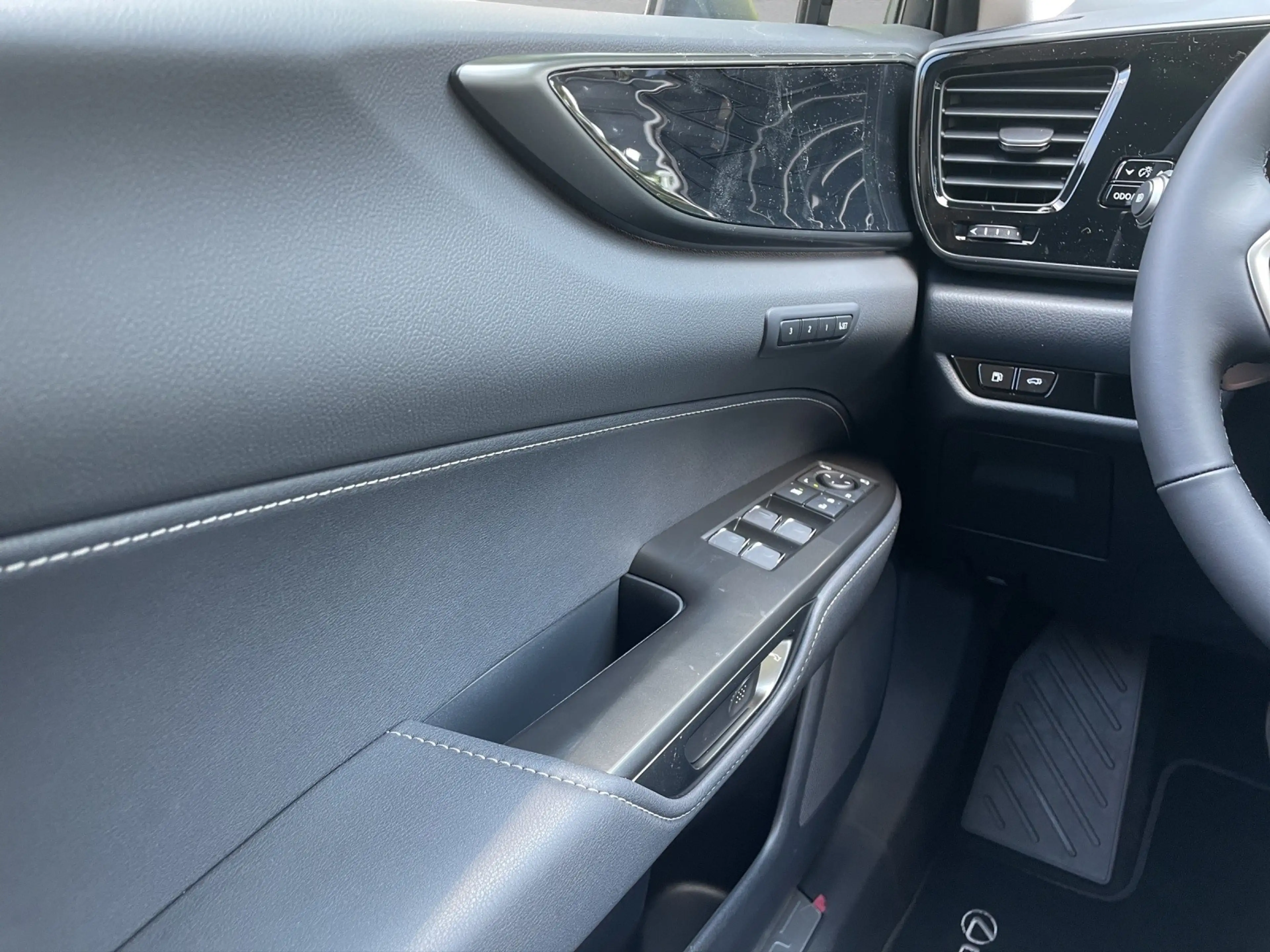 Lexus NX 450h+ + Executive HEAD-UP+MEMORY+PANO — photo 12