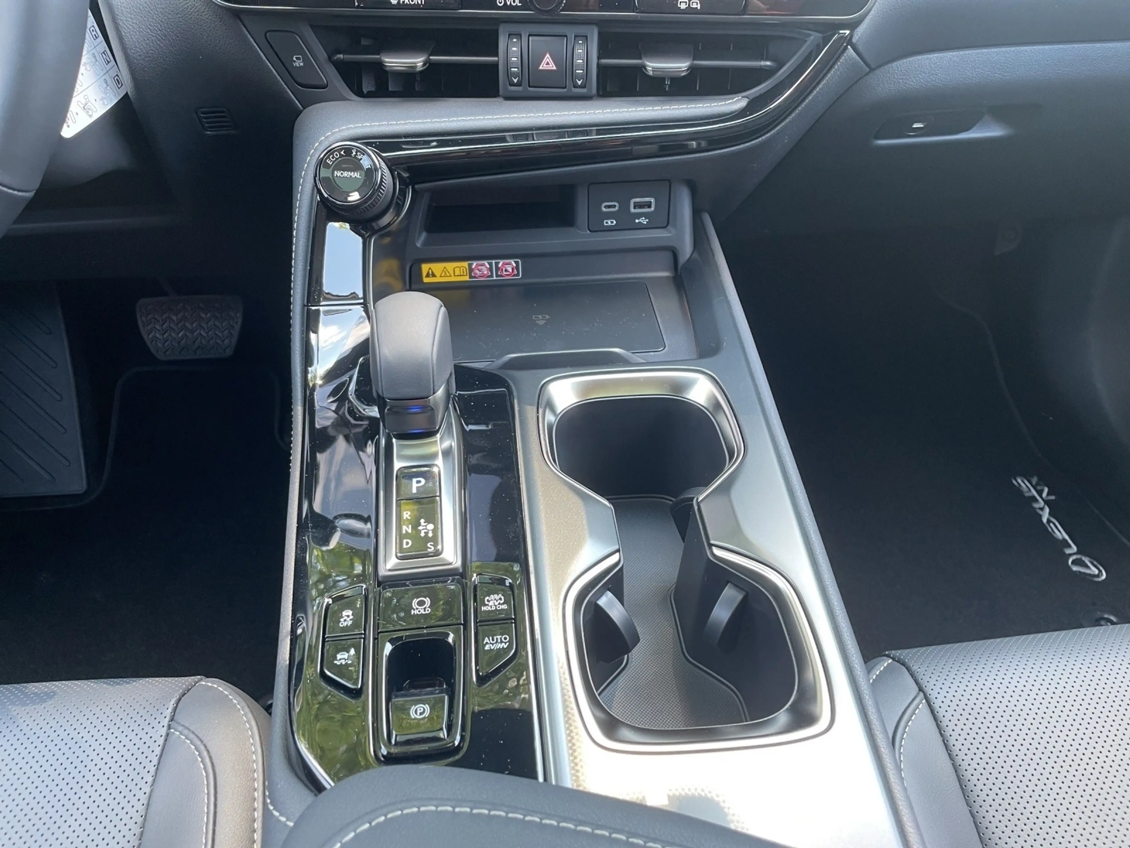 Lexus NX 450h+ + Executive HEAD-UP+MEMORY+PANO — photo 14
