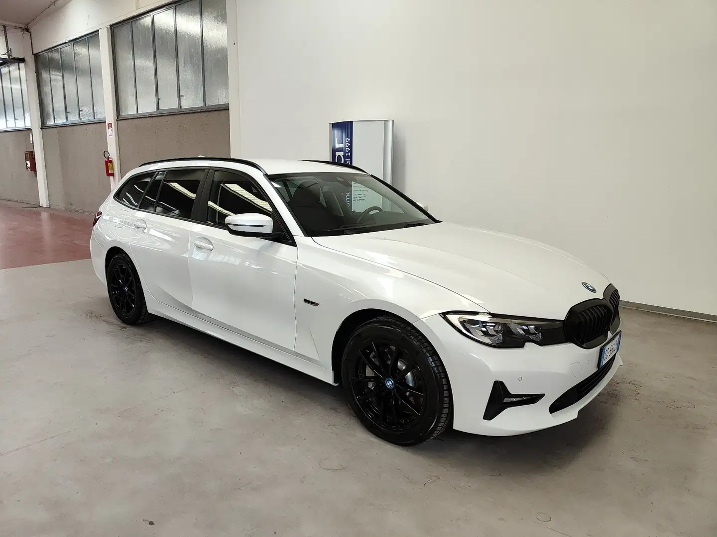 BMW 330 e xDrive PHEV Touring auto Navi Sedili Sportivi Weiß - 2