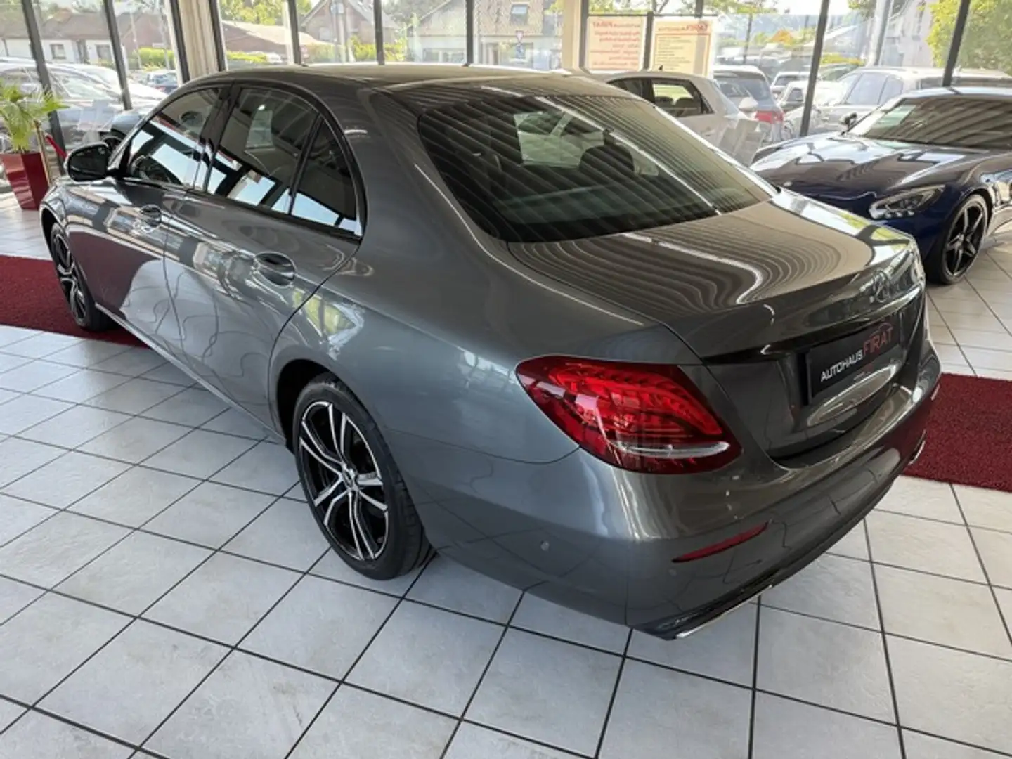 Mercedes-Benz E 250 Avantgarde°Leder°PDC°Klimaa°Night Paket° Grau - 2