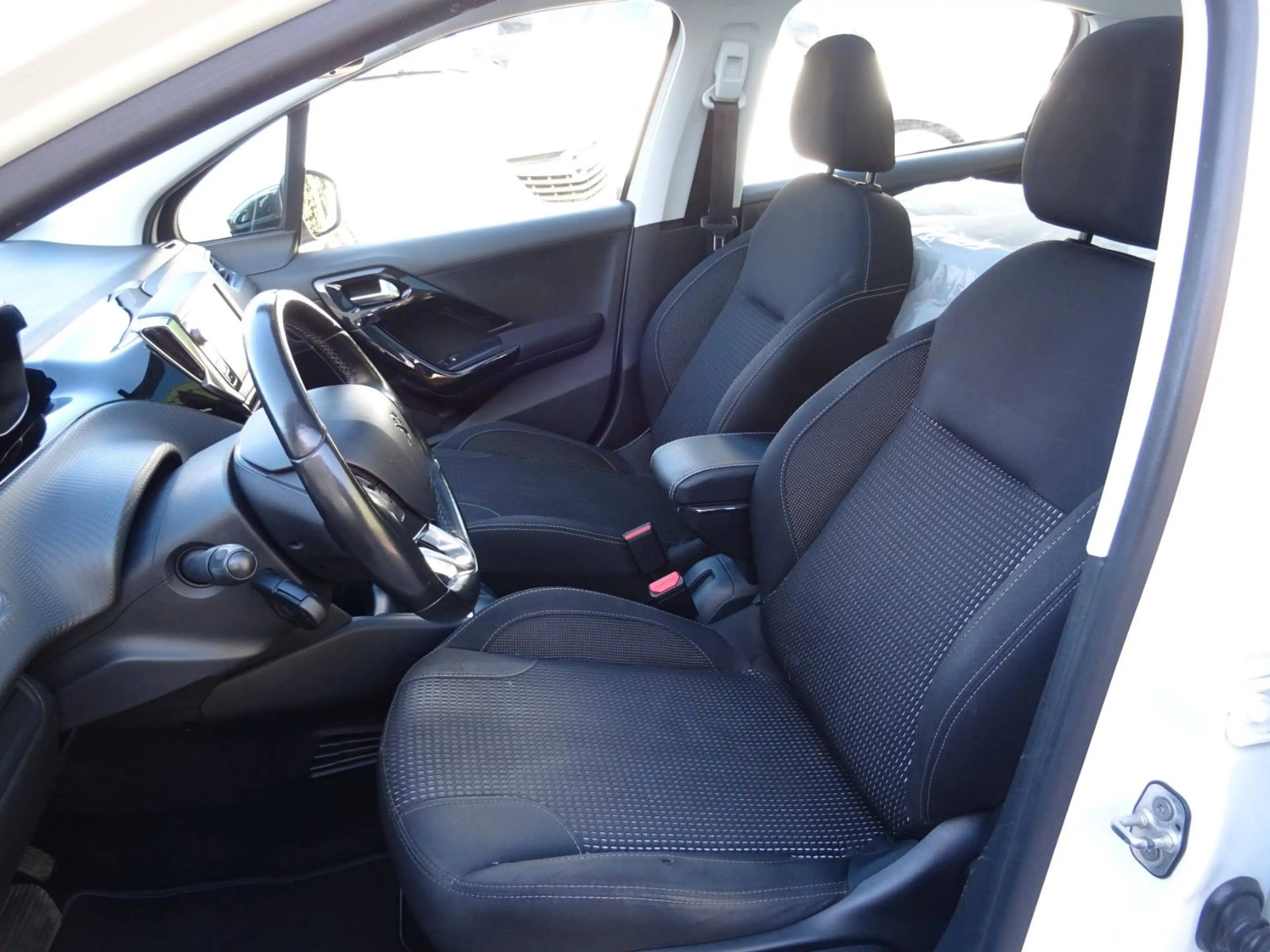 Peugeot 208 Allure — photo 12