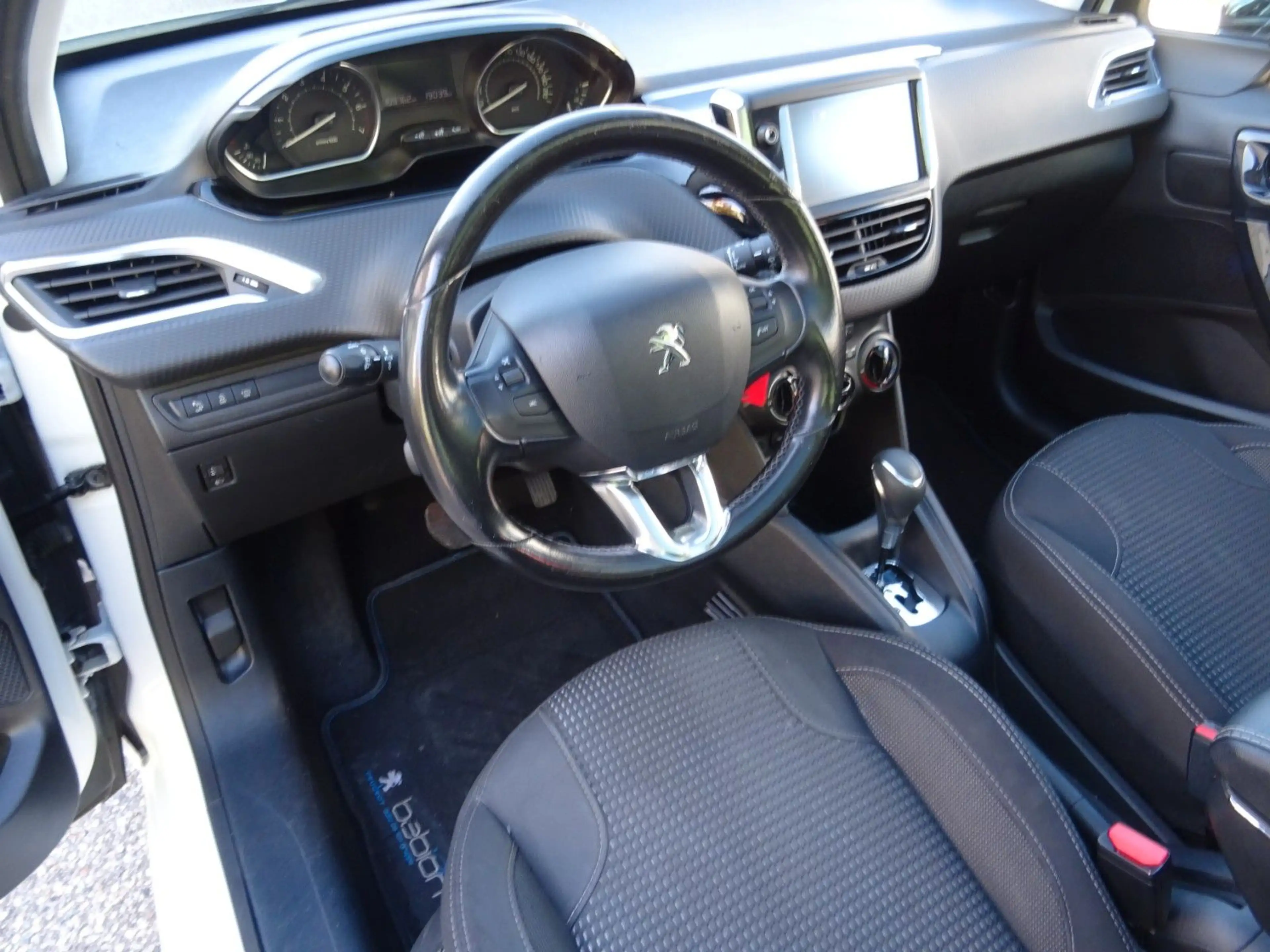 Peugeot 208 Allure — photo 11
