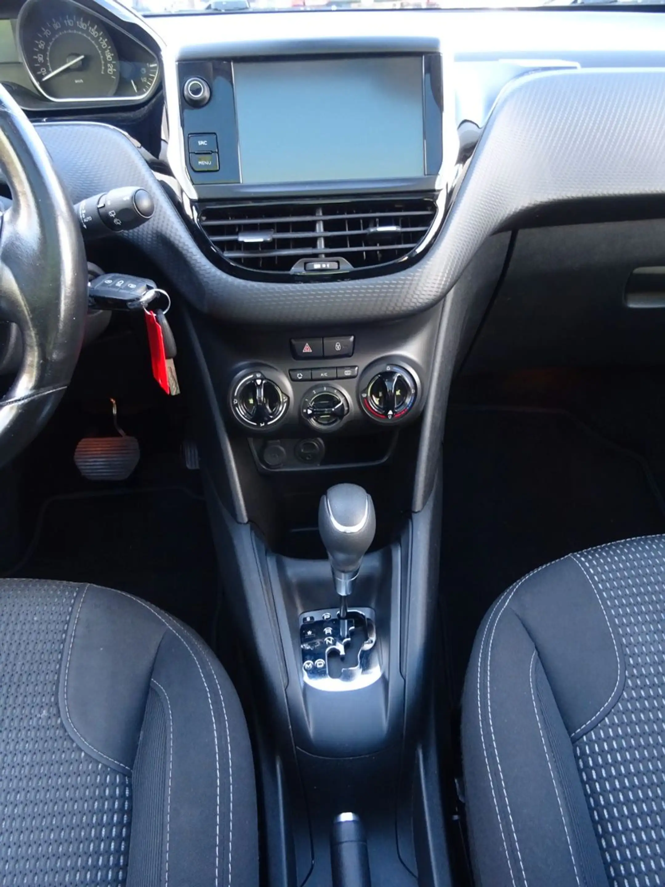 Peugeot 208 Allure — photo 14