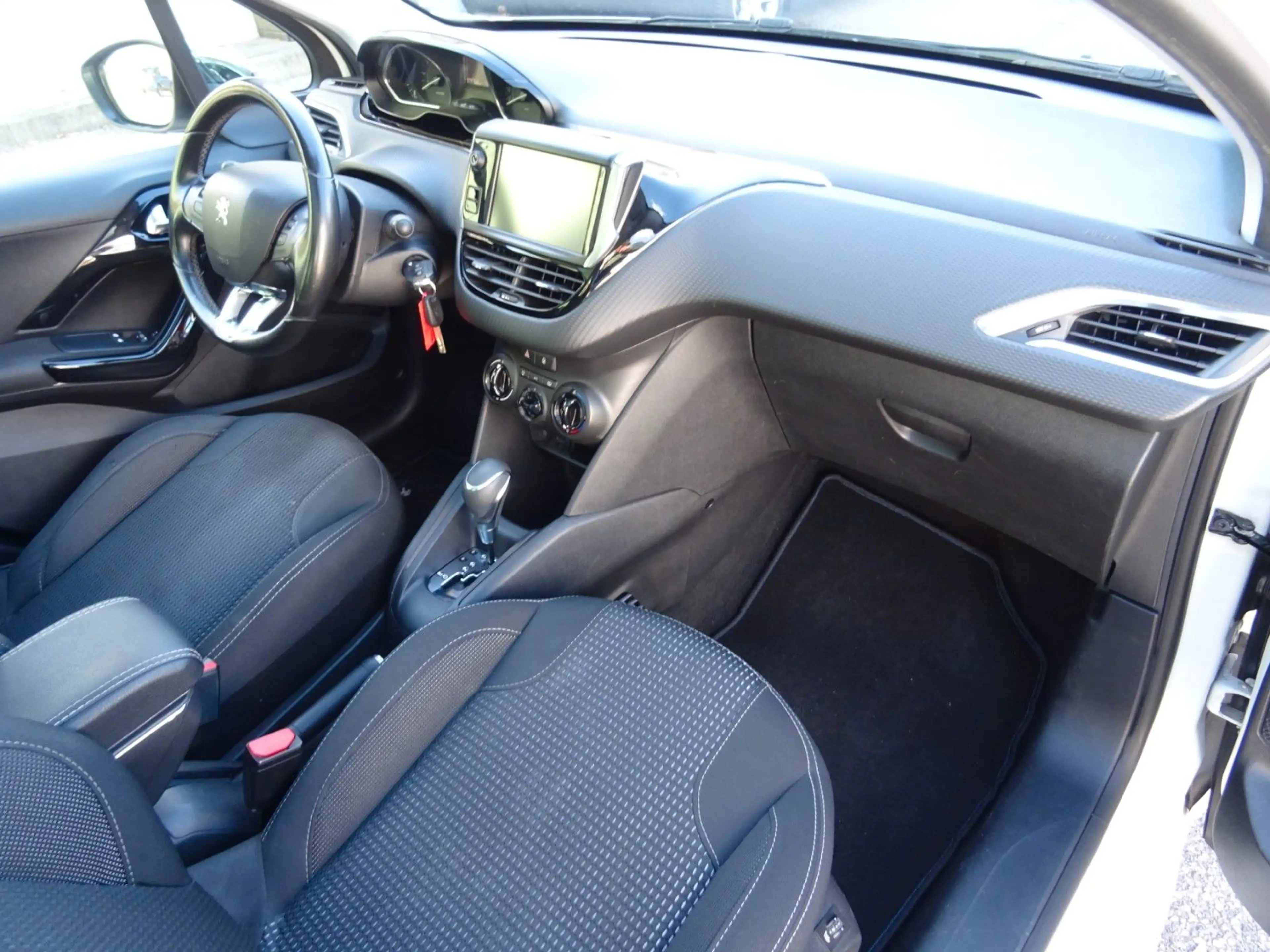 Peugeot 208 Allure — photo 13