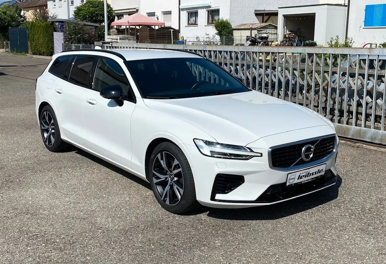 Volvo V60 T8 R-Design Plug-In Hybrid AWD Weiß - 1