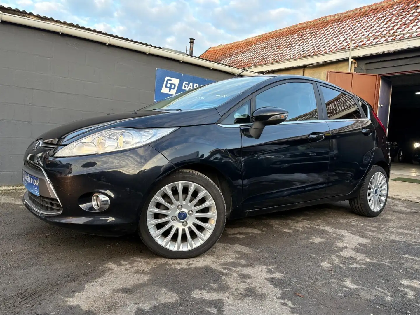 Ford Fiesta 1.4i Sound Connection Trend Zwart - 1