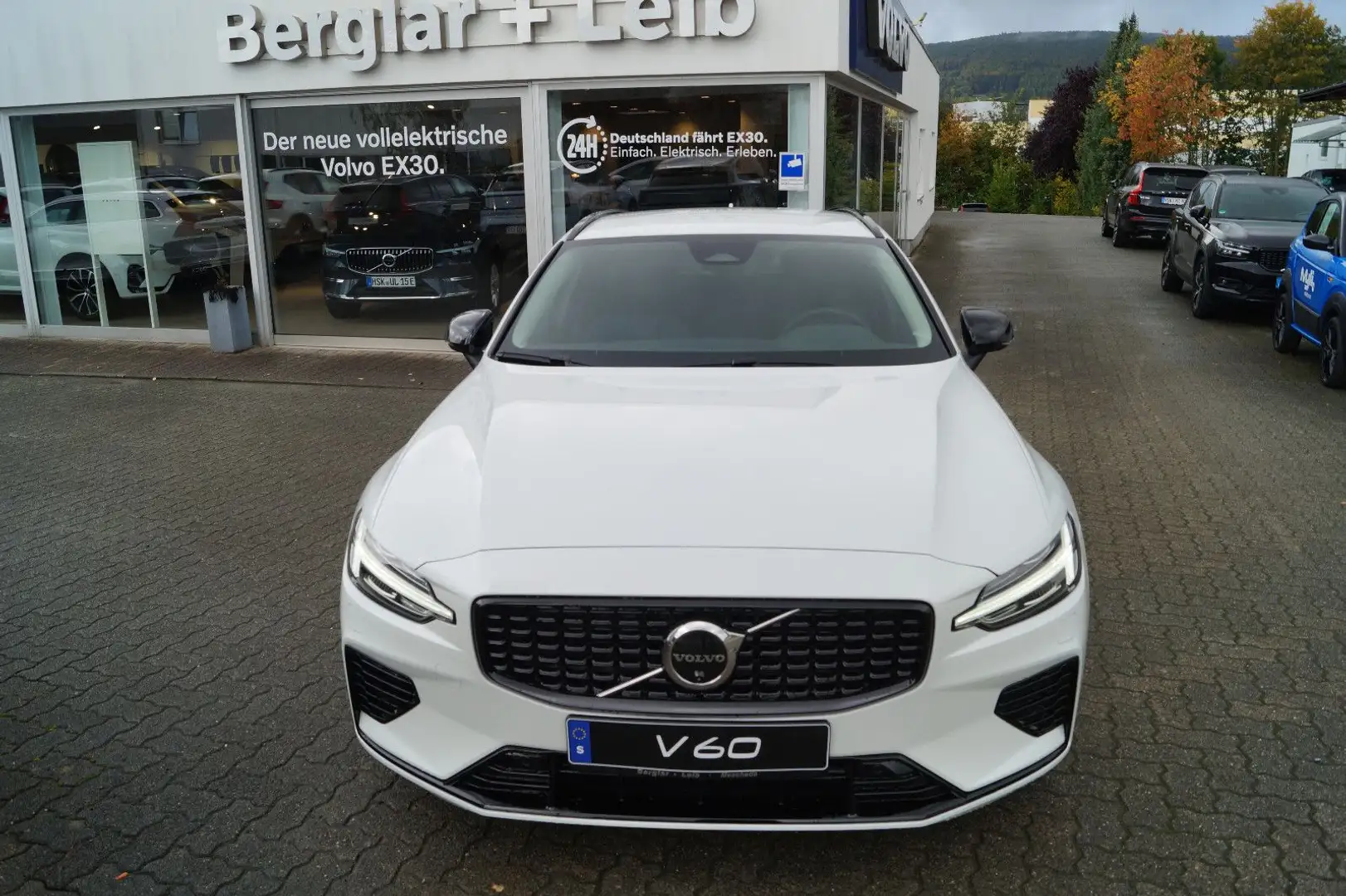 Volvo V60 T6 AWD Plug-in Hybrid Plus Dark Aut./AHK/19" Weiß - 1