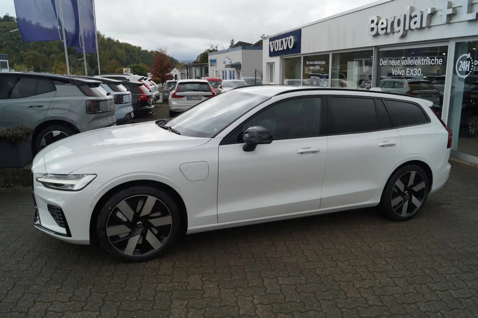 Volvo V60 T6 AWD Plug-in Hybrid Plus Dark Aut./AHK/19" Weiß - 2
