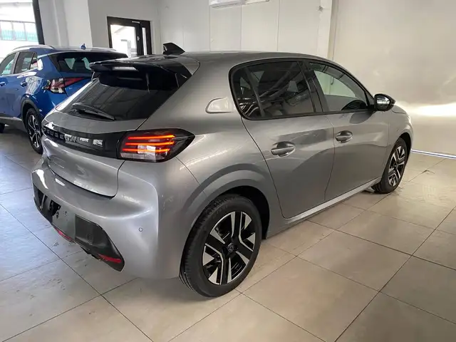 Peugeot 208 view 5