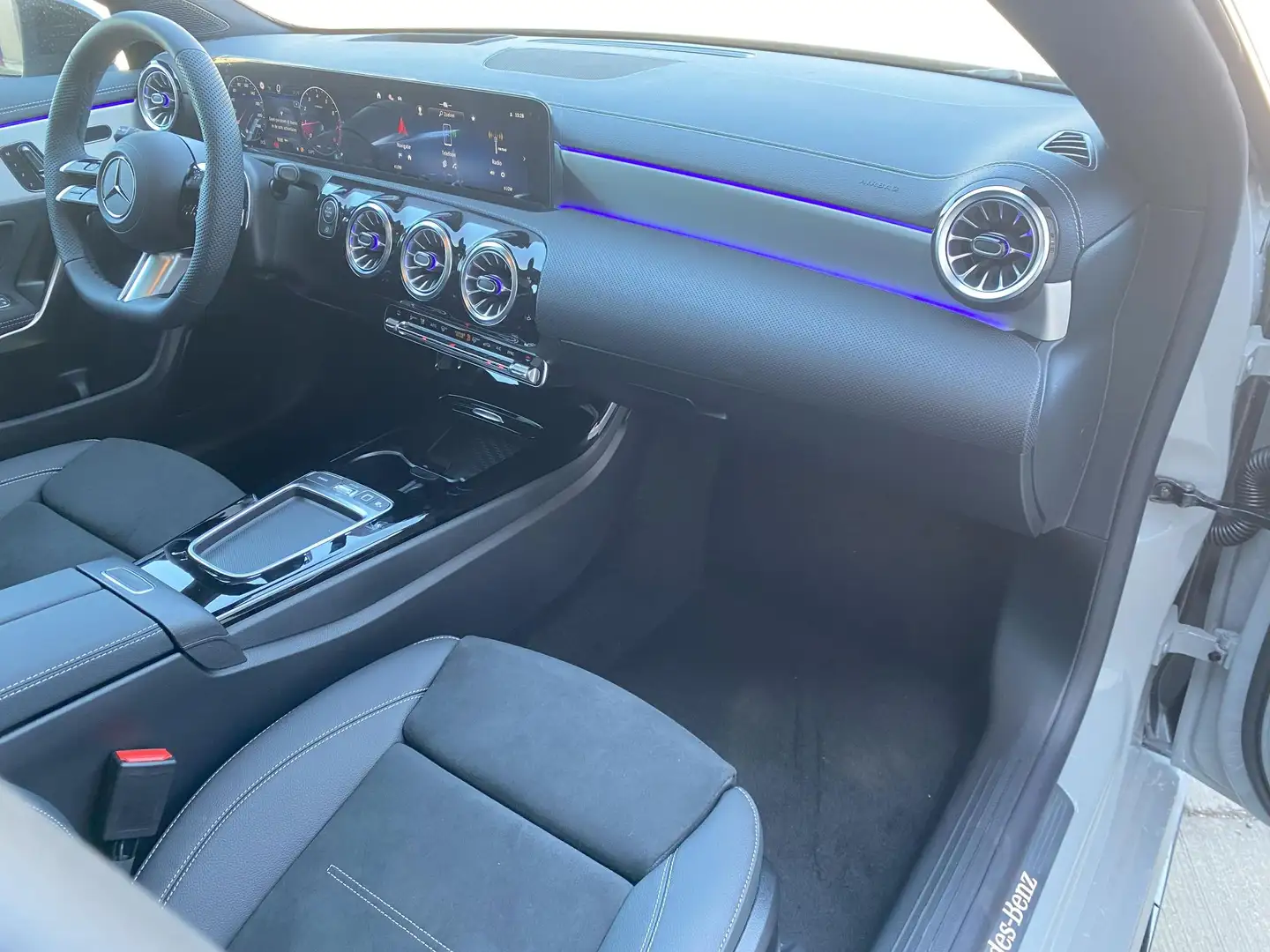 Mercedes-Benz CLA 180 Star Edition Gris - 2