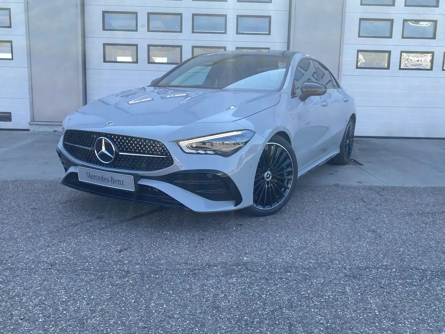 Mercedes-Benz CLA 180 Star Edition Gris - 1
