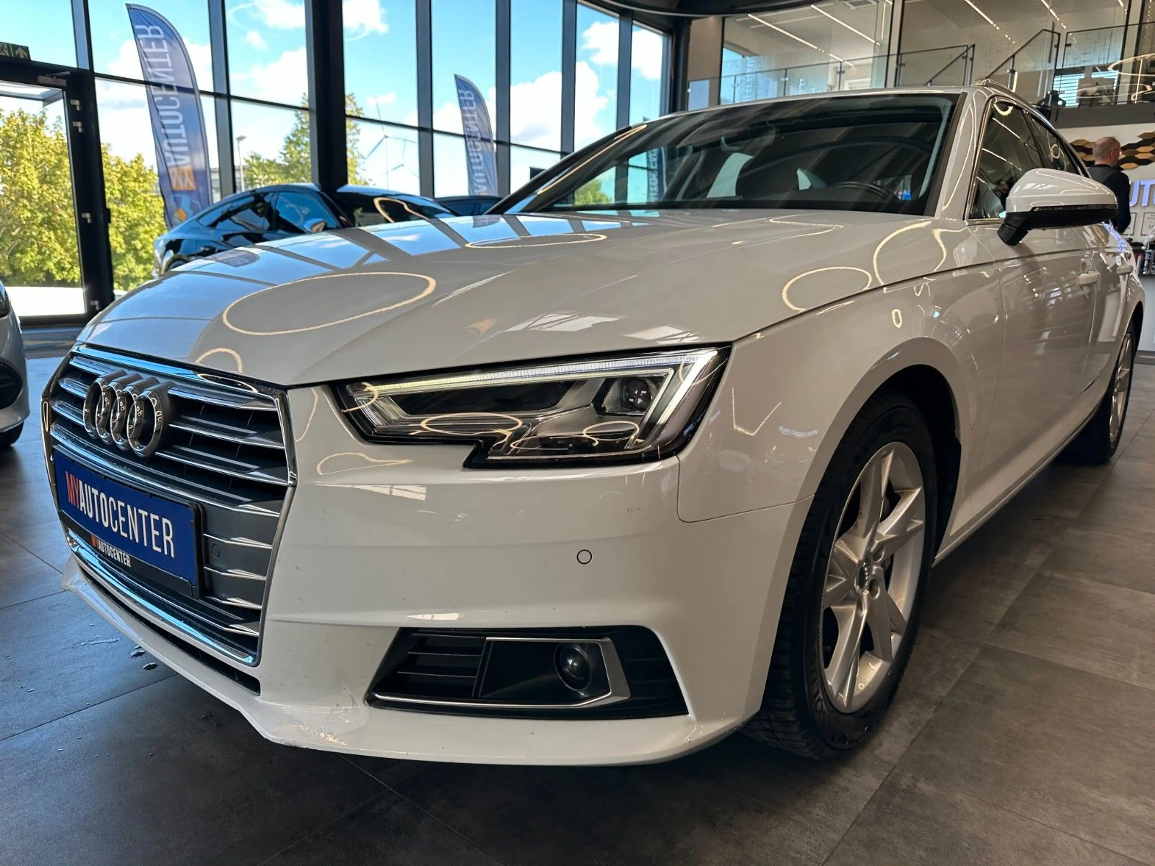 Audi A4 *ACC*AHK*NAV*CARPLAY*2-ZONEN*SitzHZ*LED* — photo 4