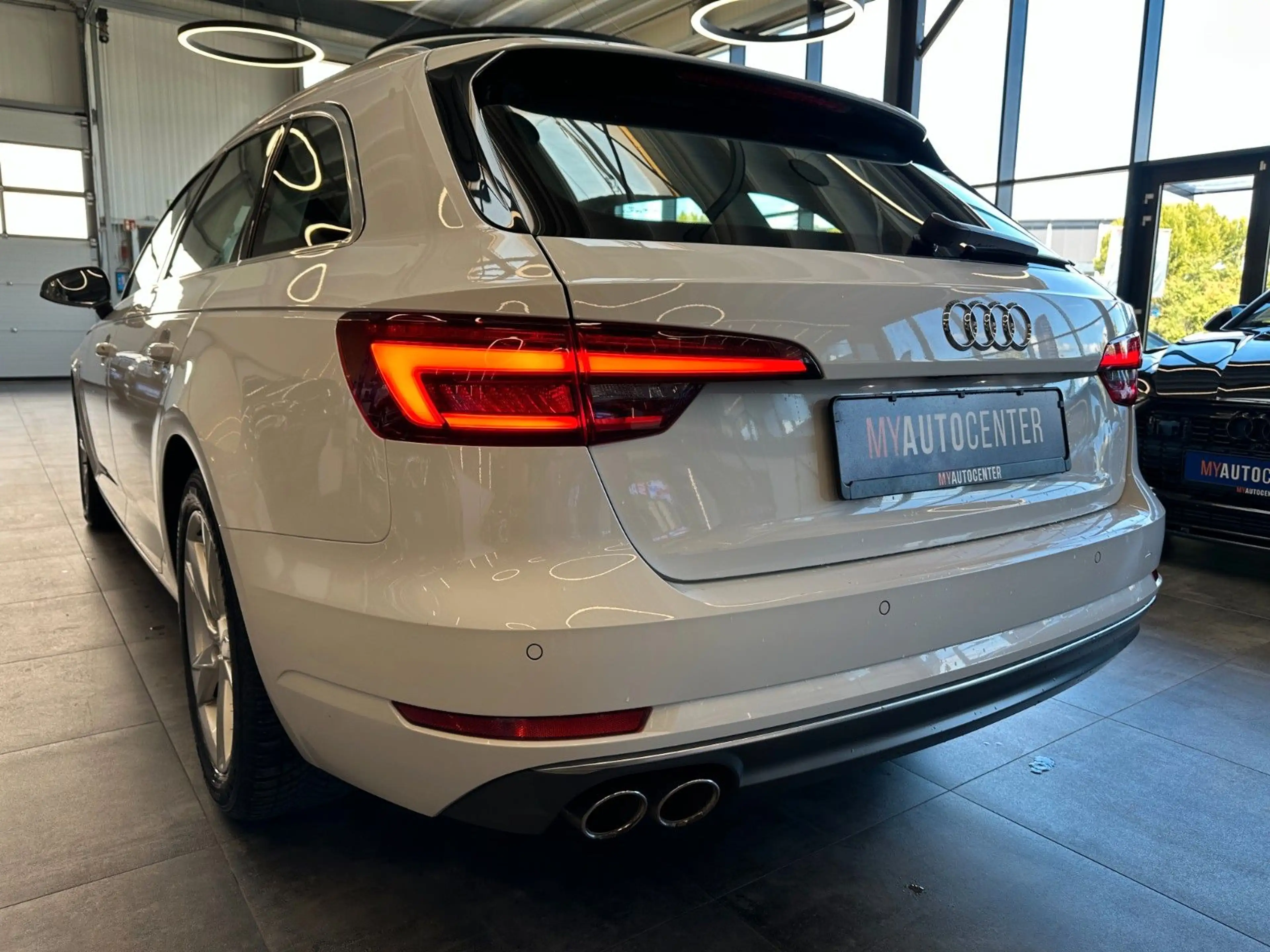 Audi A4 *ACC*AHK*NAV*CARPLAY*2-ZONEN*SitzHZ*LED* — photo 5