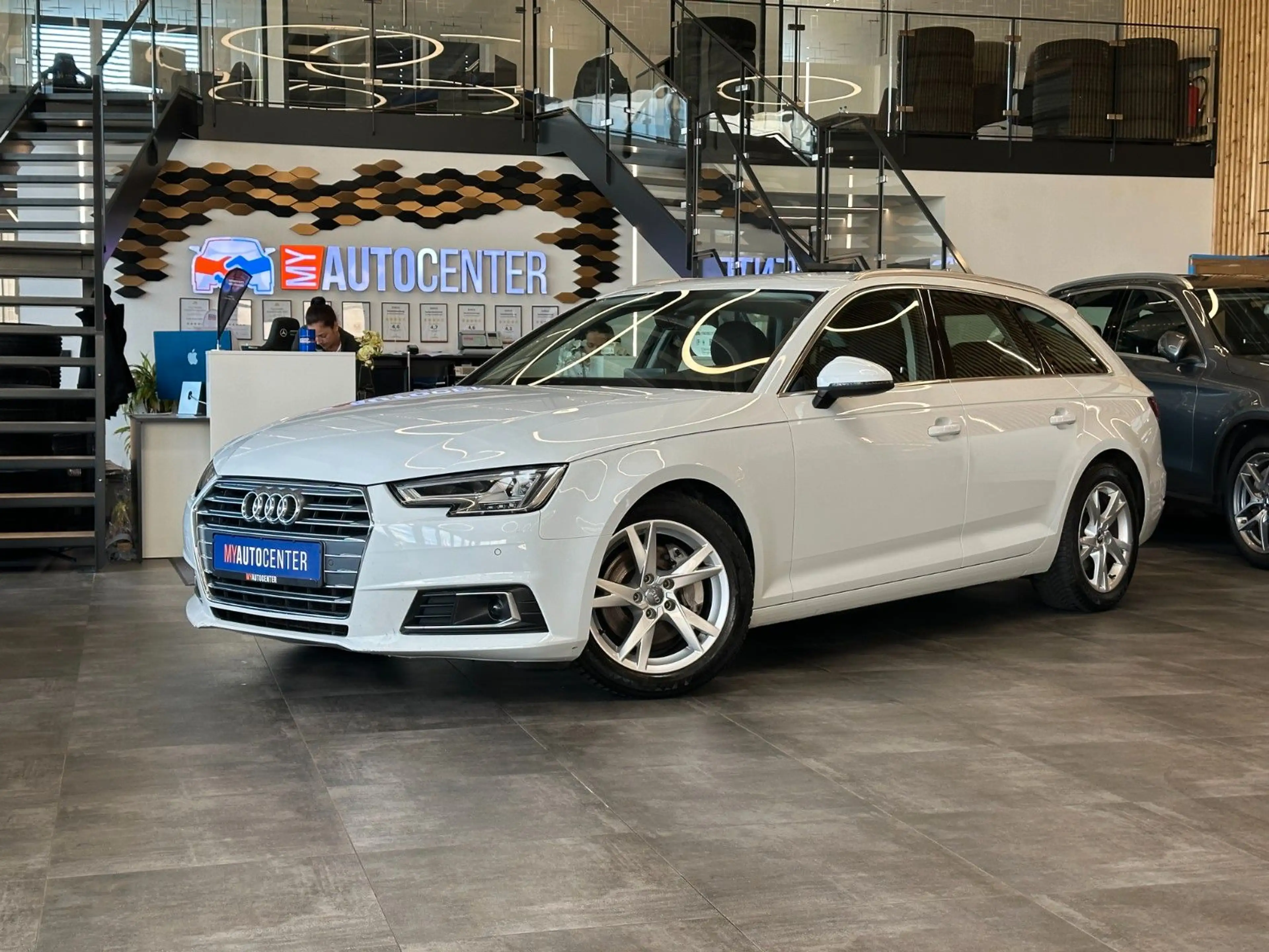 Audi A4 *ACC*AHK*NAV*CARPLAY*2-ZONEN*SitzHZ*LED*