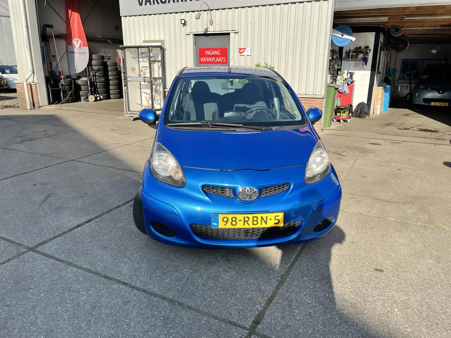 Toyota Aygo 1.0-12V Comfort Navigator Blauw - 2